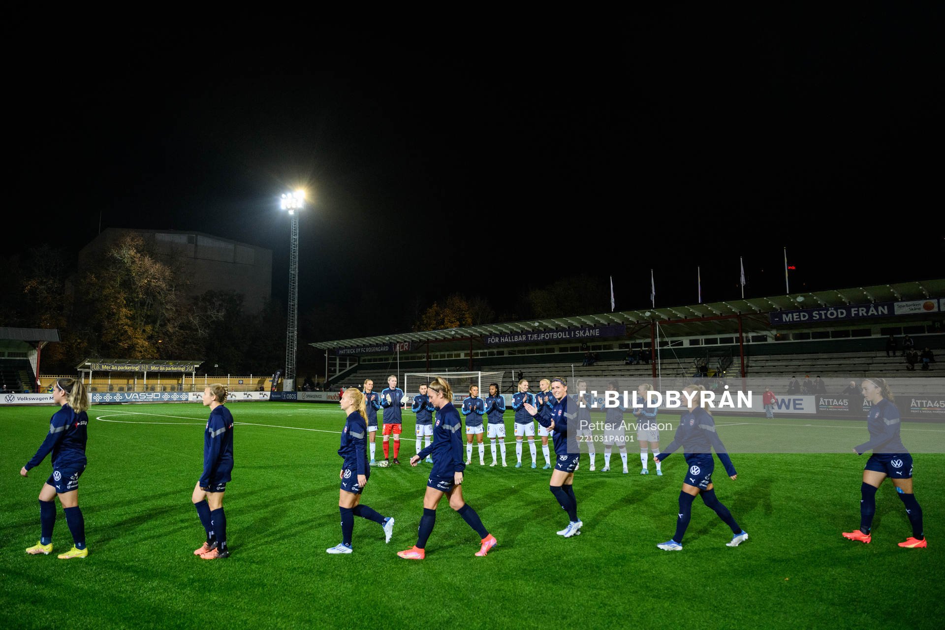 FC Rosengårds spelare gör entré till en walk of honor