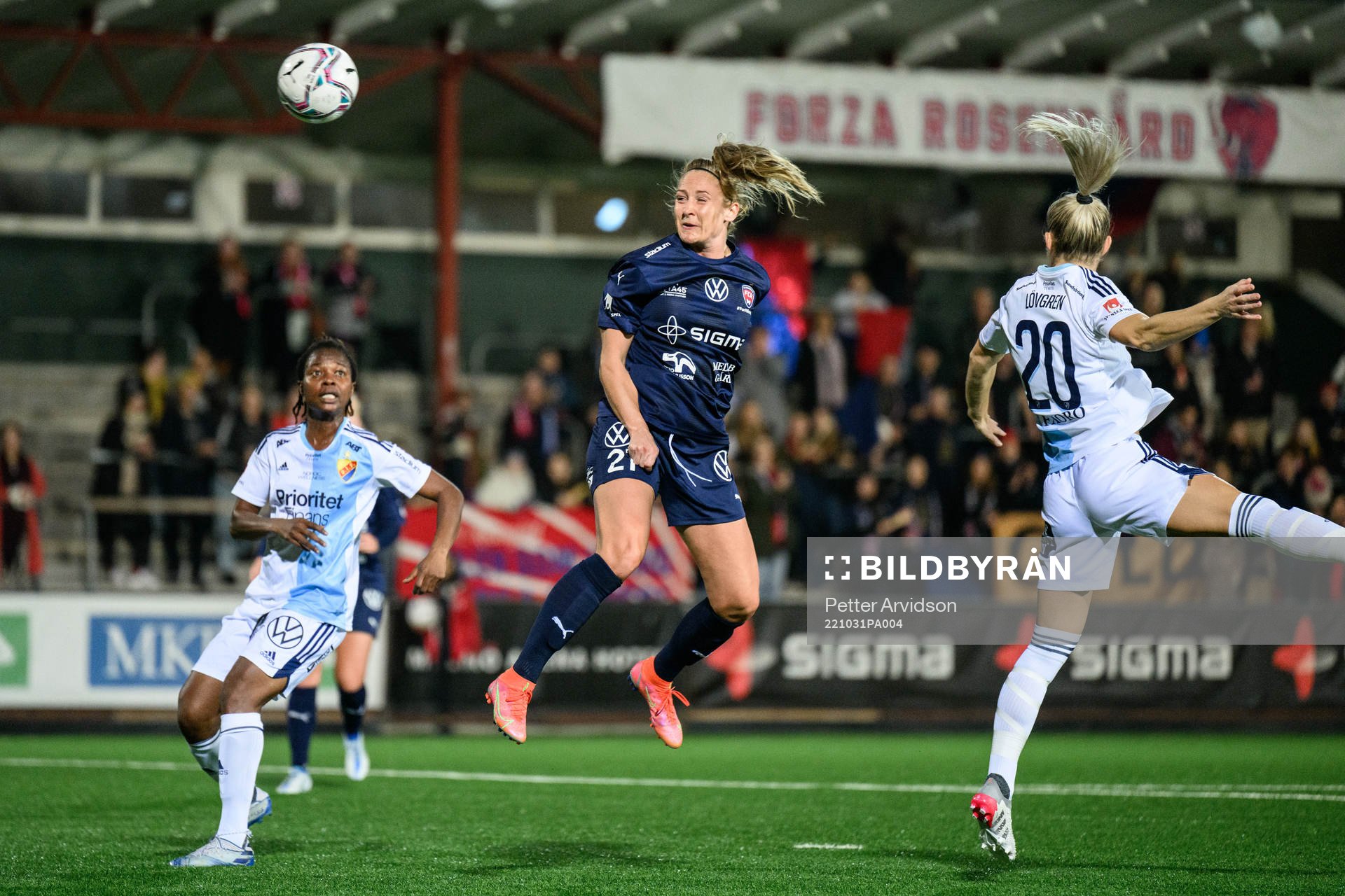 FC Rosengårds Karin Lundin gör 1-0 under fotbollsmatchen i Damallsvenskan mellan FC Rosengård och Djurgården den 31 oktober 2022 i Malmö.