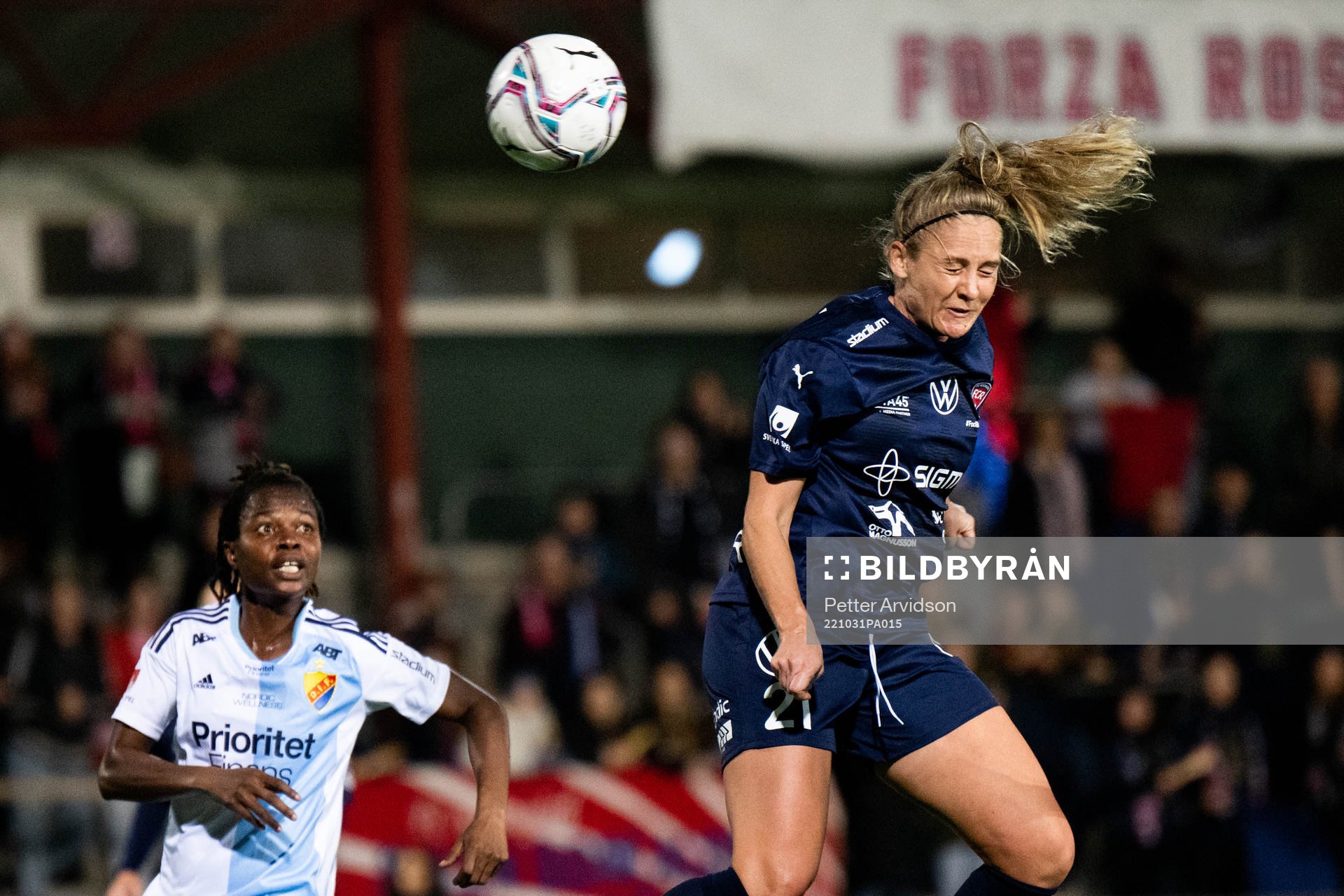 FC Rosengårds Karin Lundin nickar in 1-0 målet