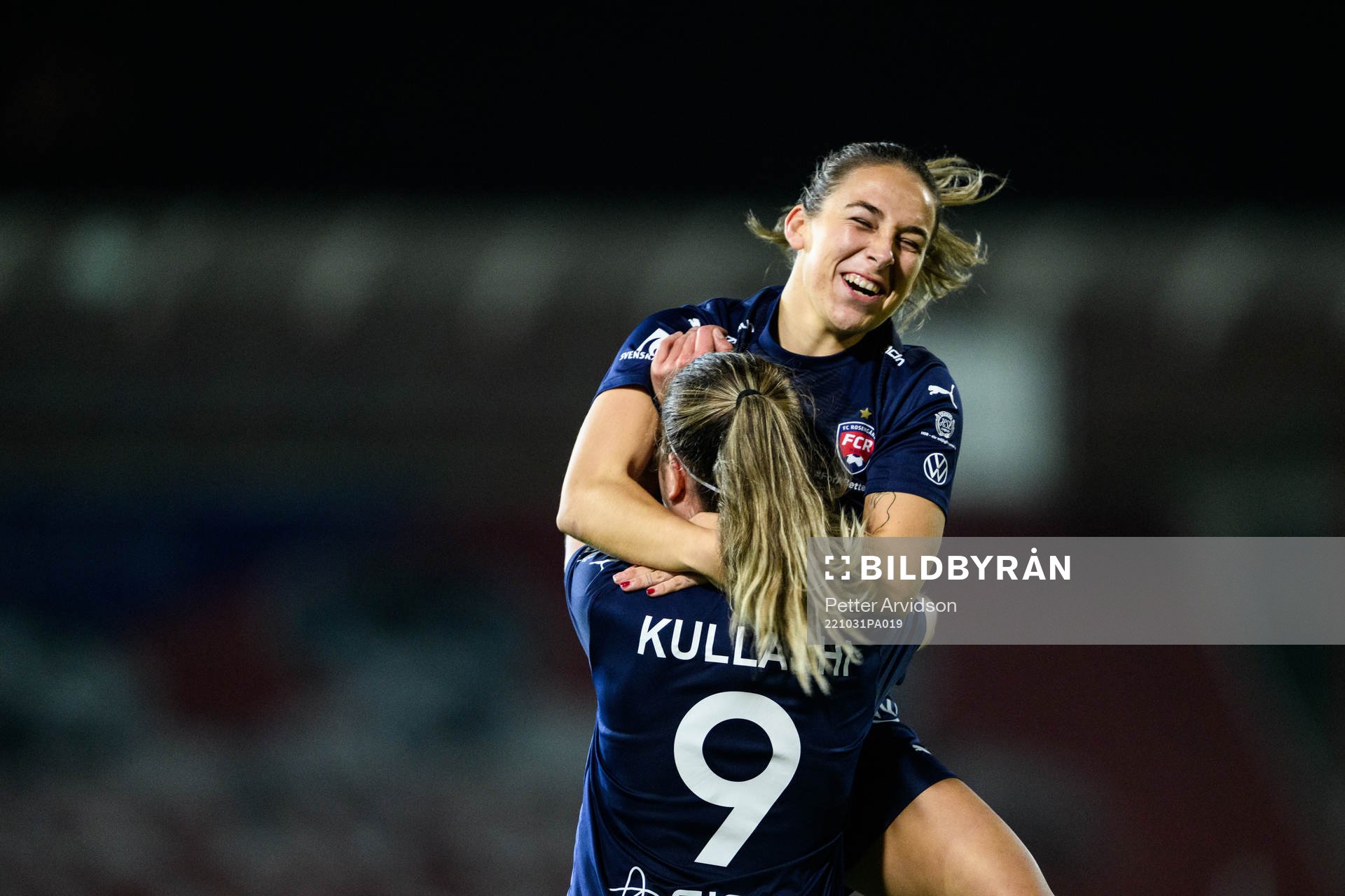 FC Rosengårds Gina Chmielinski och Loreta Kullashi jublar