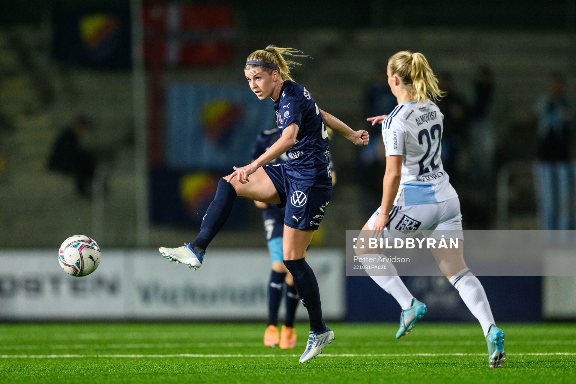 FC Rosengårds Olivia Schough och Djurgårdens Tove Almqvist under fotbollsmatchen i Damallsvenskan mellan FC Rosengård och Djurgården den 31 oktober 2022 i Malmö.
