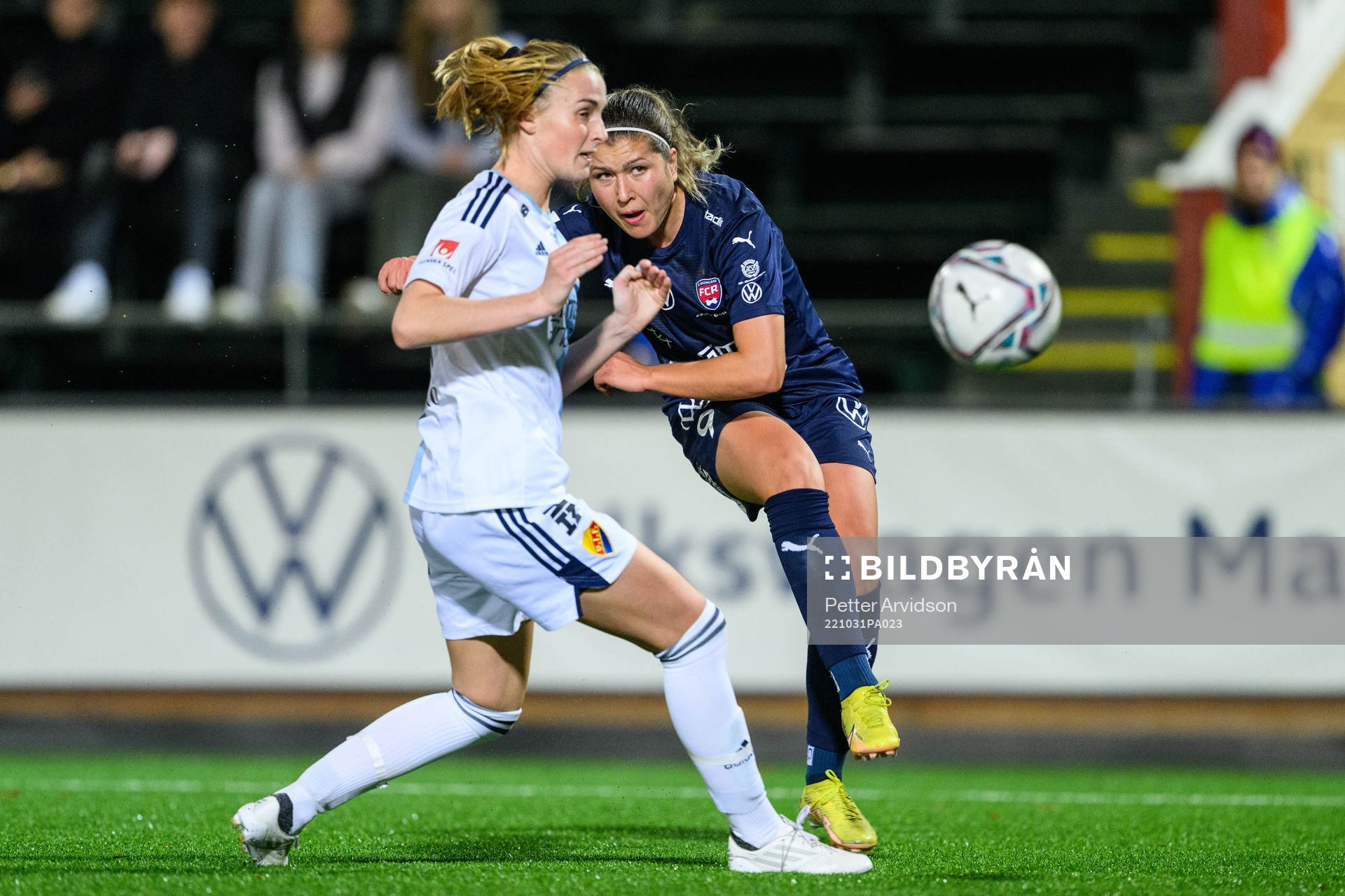 FC Rosengårds Loreta Kullashi och Djurgårdens Kamilla Lilhammer Karlsen under fotbollsmatchen i Damallsvenskan mellan FC Rosengård och Djurgården den 31 oktober 2022 i Malmö.
