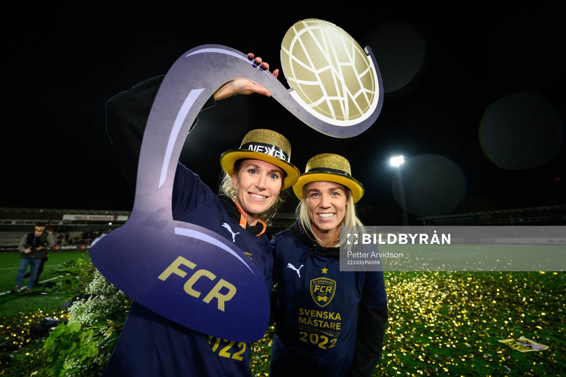 FC Rosengårds Emma Berglund och Caroline Seger jublar