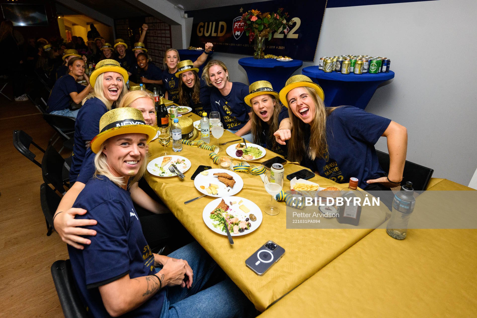 FC Rosengårds spelare på guldfesten efter fotbollsmatchen i Damallsvenskan mellan FC Rosengård och Djurgården den 31 oktober 2022 i Malmö.