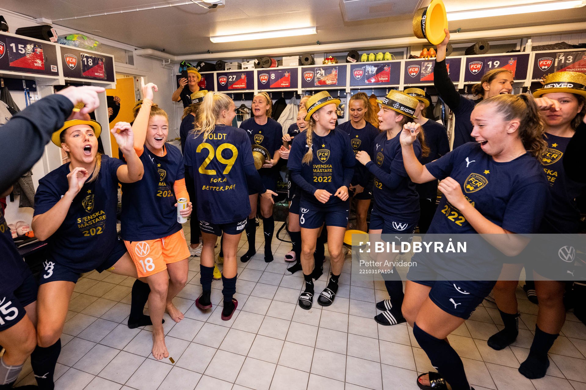 FC Rosengårds spelare jublar i omklädningsrummet efter att FC Rosengård blivit Svenska Mästare 2022 efter fotbollsmatchen i Damallsvenskan mellan FC Rosengård och Djurgården den 31 oktober 2022 i Malmö.