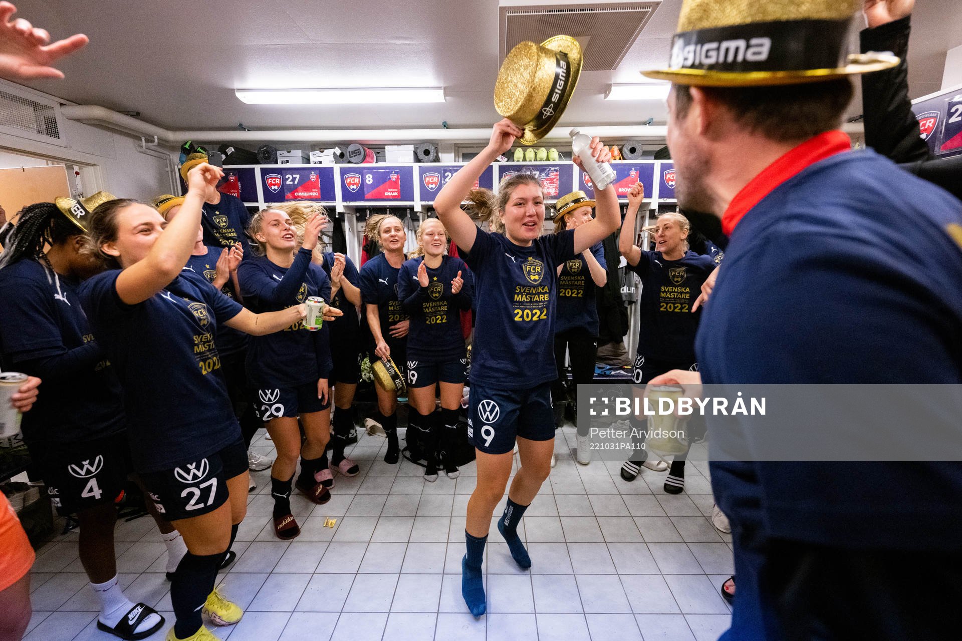 FC Rosengårds Loreta Kullashi jublar i omklädningsrummet