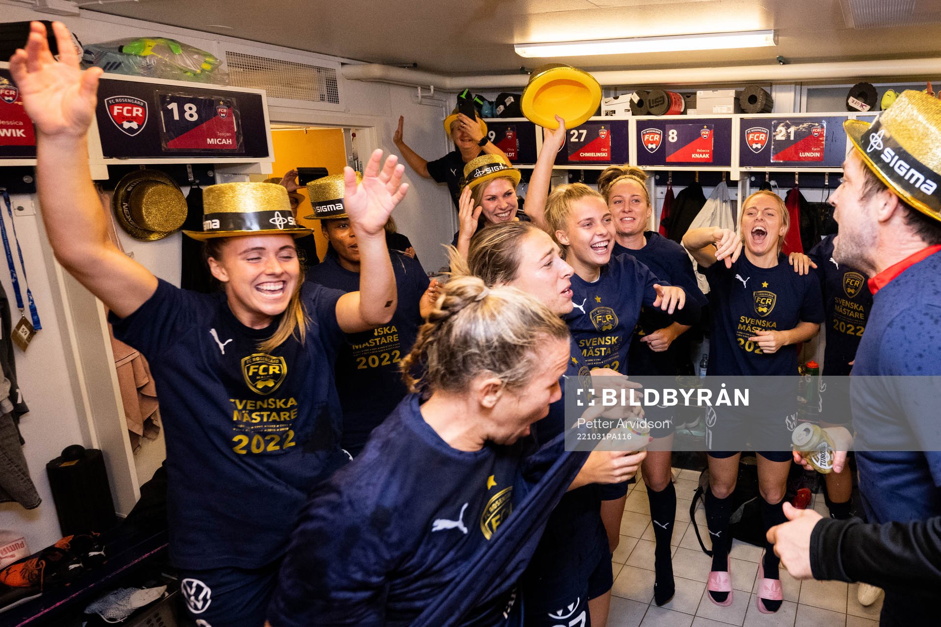 FC Rosengårds spelare jublar i omklädningsrummet