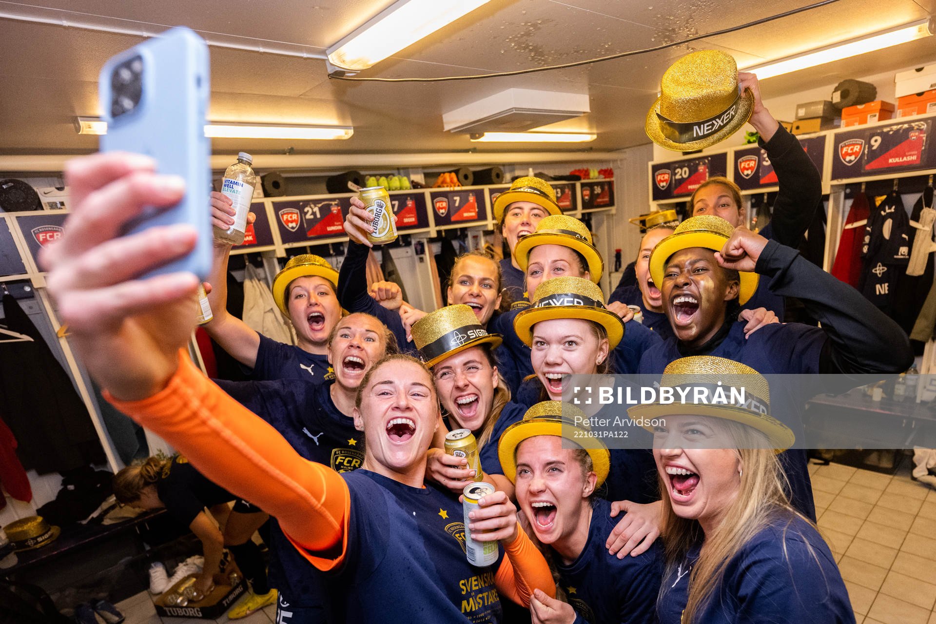 FC Rosengårds målvakt Teagan Micah jublar med lagkamrater
