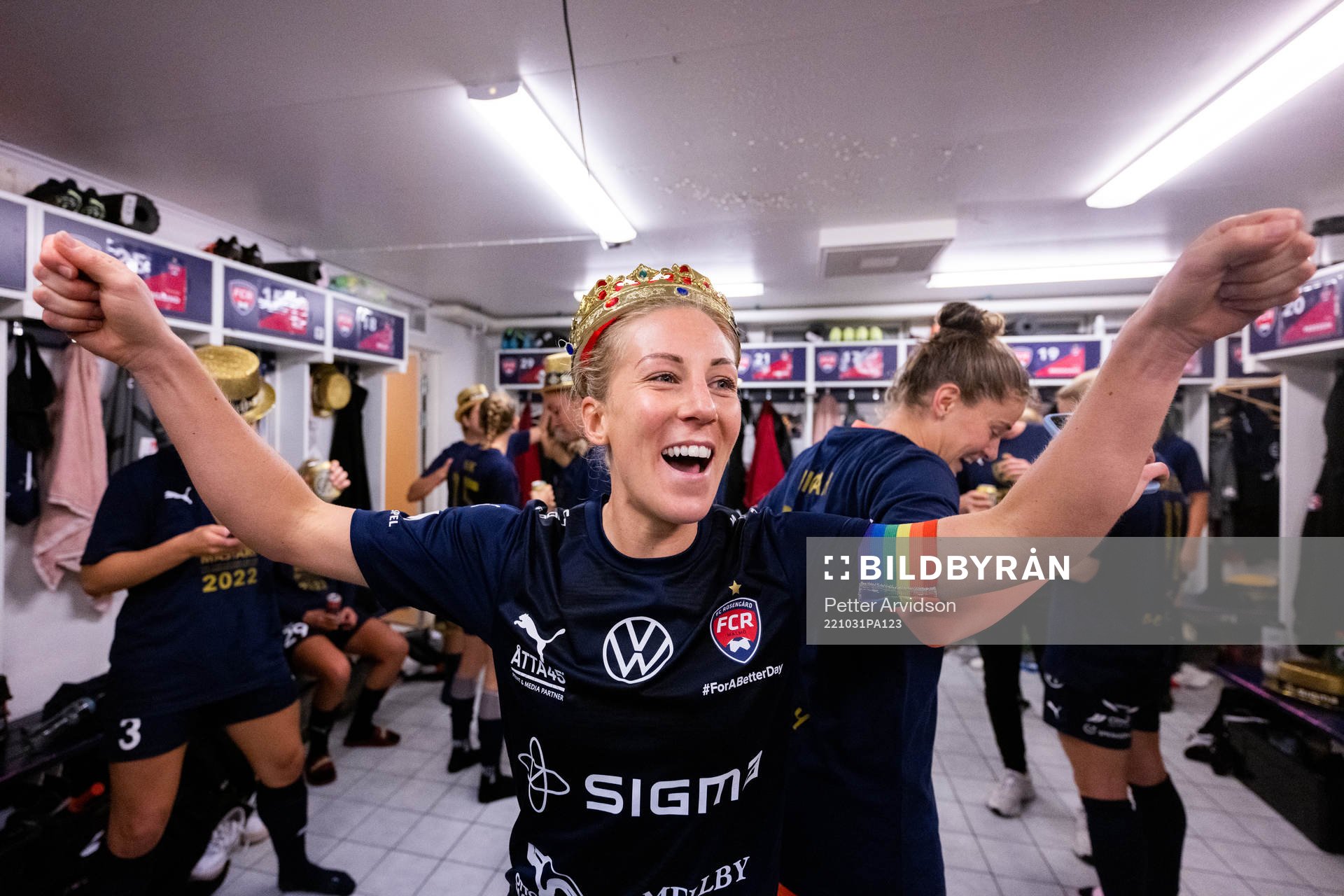FC Rosengårds Mia Persson jublar i omklädningsrummet efter att FC Rosengård blivit Svenska Mästare 2022 efter fotbollsmatchen i Damallsvenskan mellan FC Rosengård och Djurgården den 31 oktober 2022 i Malmö.