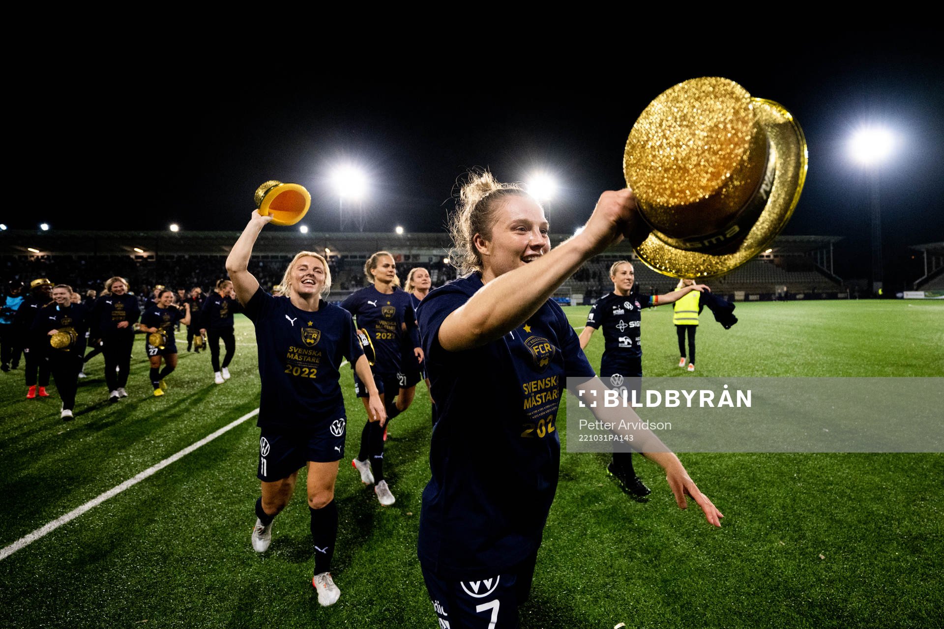 FC Rosengårds Mimmi Larsson och Fiona Brown jublar efter att FC Rosengård blivit Svenska Mästare 2022 efter fotbollsmatchen i Damallsvenskan mellan FC Rosengård och Djurgården den 31 oktober 2022 i Malmö. 