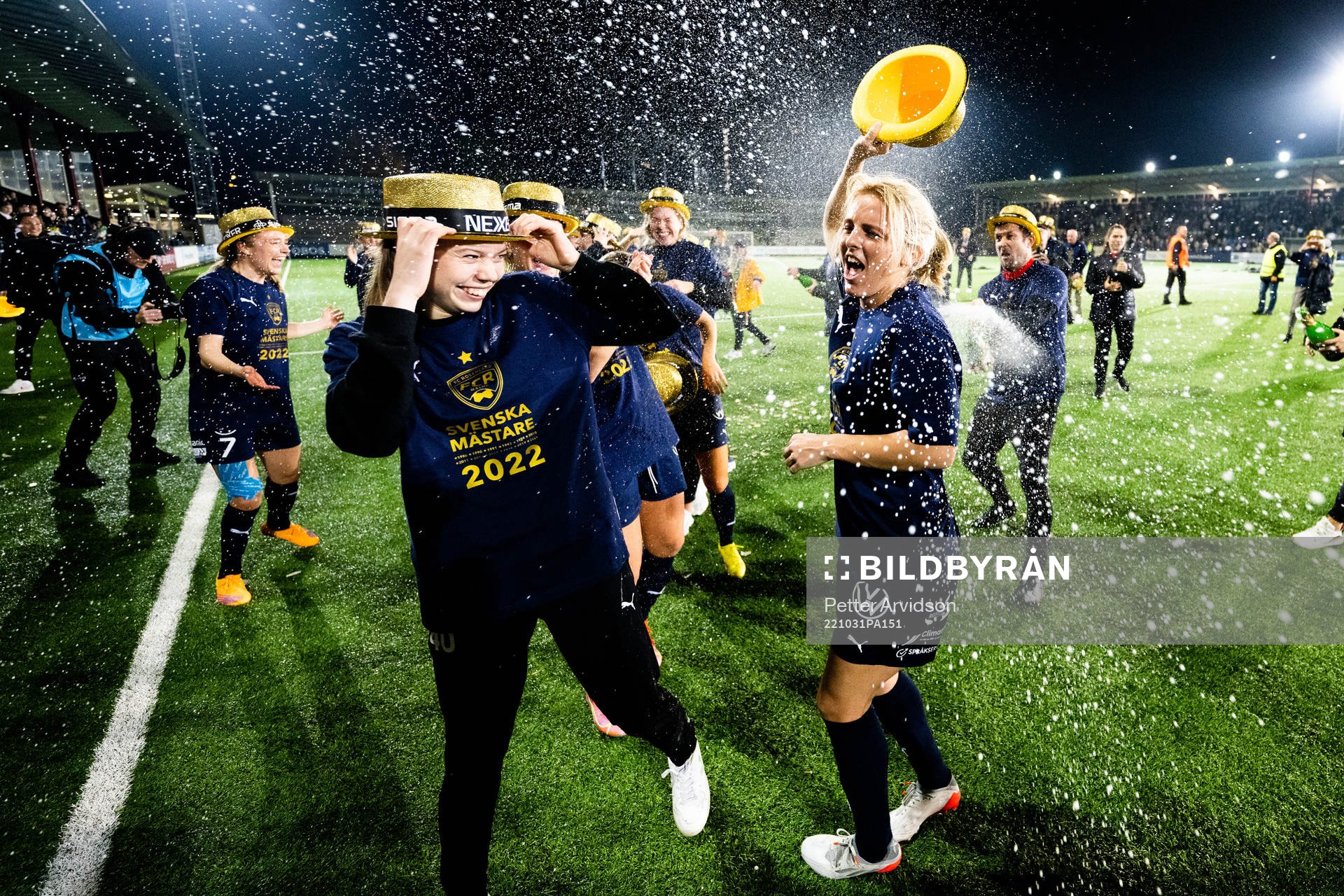 FC Rosengårds Bea Sprung och Mimmi Larsson jublar