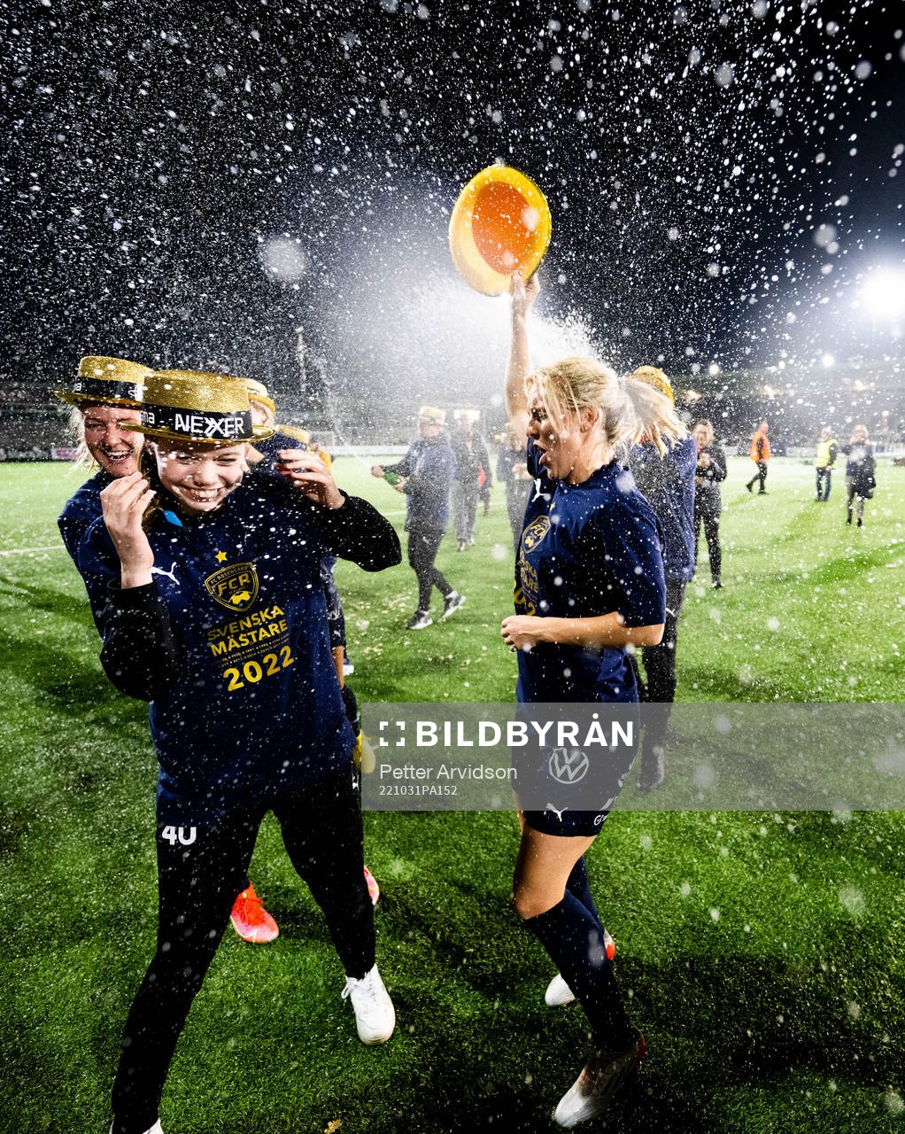 FC Rosengårds Bea Sprung och Mimmi Larsson jublar