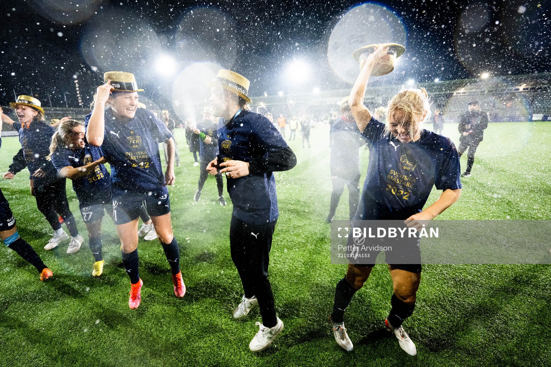 FC Rosengårds Bea Sprung och Mimmi Larsson jublar