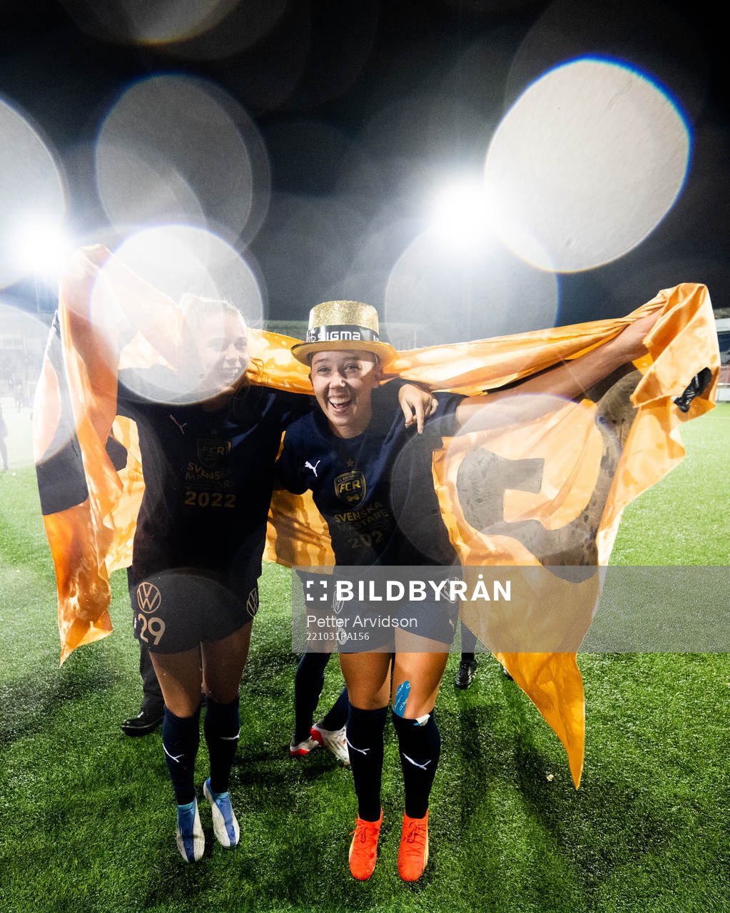 FC Rosengårds Olivia Holdt och Athinna Persson Lundgren jublar efter att FC Rosengård blivit Svenska Mästare 2022 efter fotbollsmatchen i Damallsvenskan mellan FC Rosengård och Djurgården den 31 oktober 2022 i Malmö.