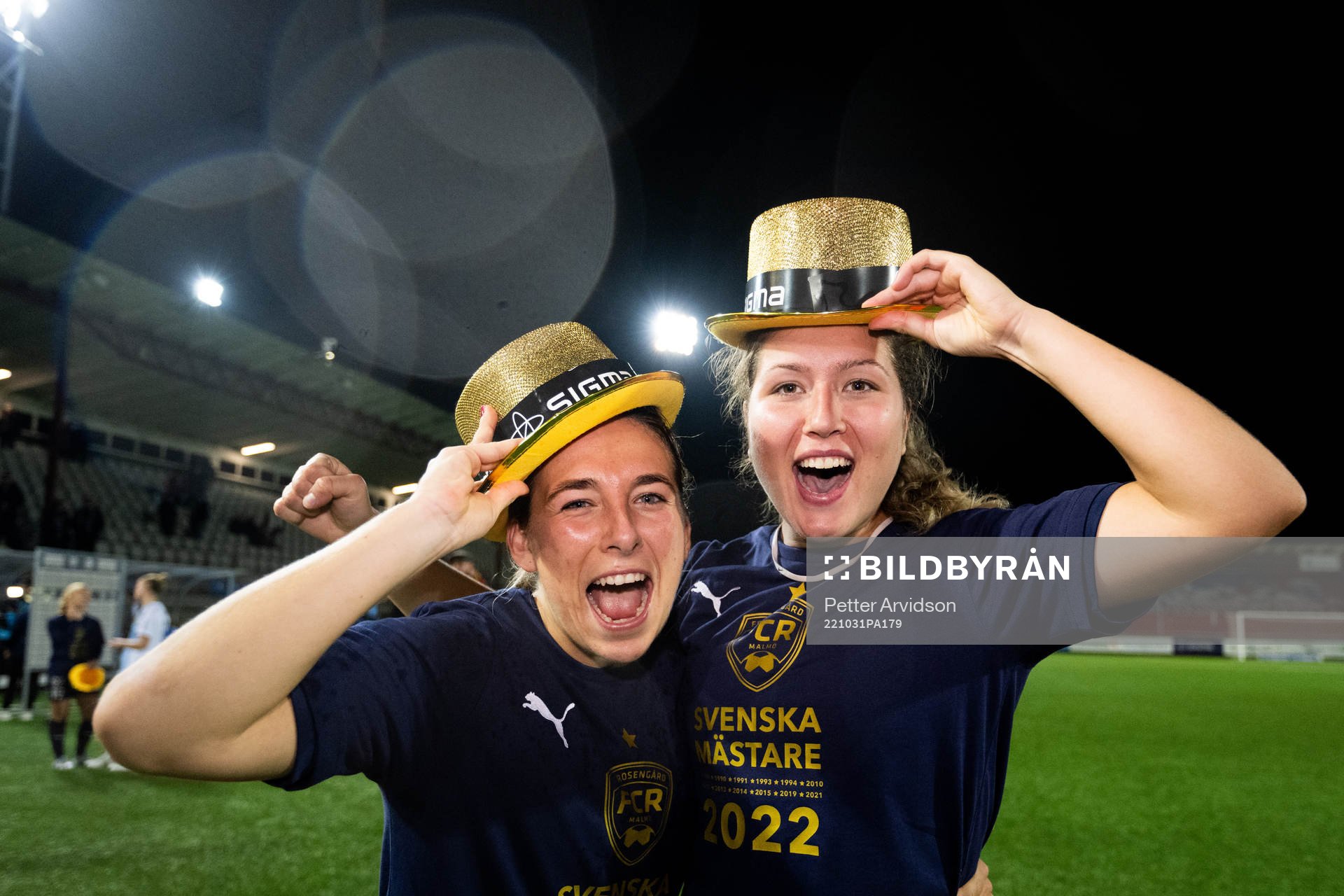 FC Rosengårds Gina Chmielinski och Loreta Kullashi jublar