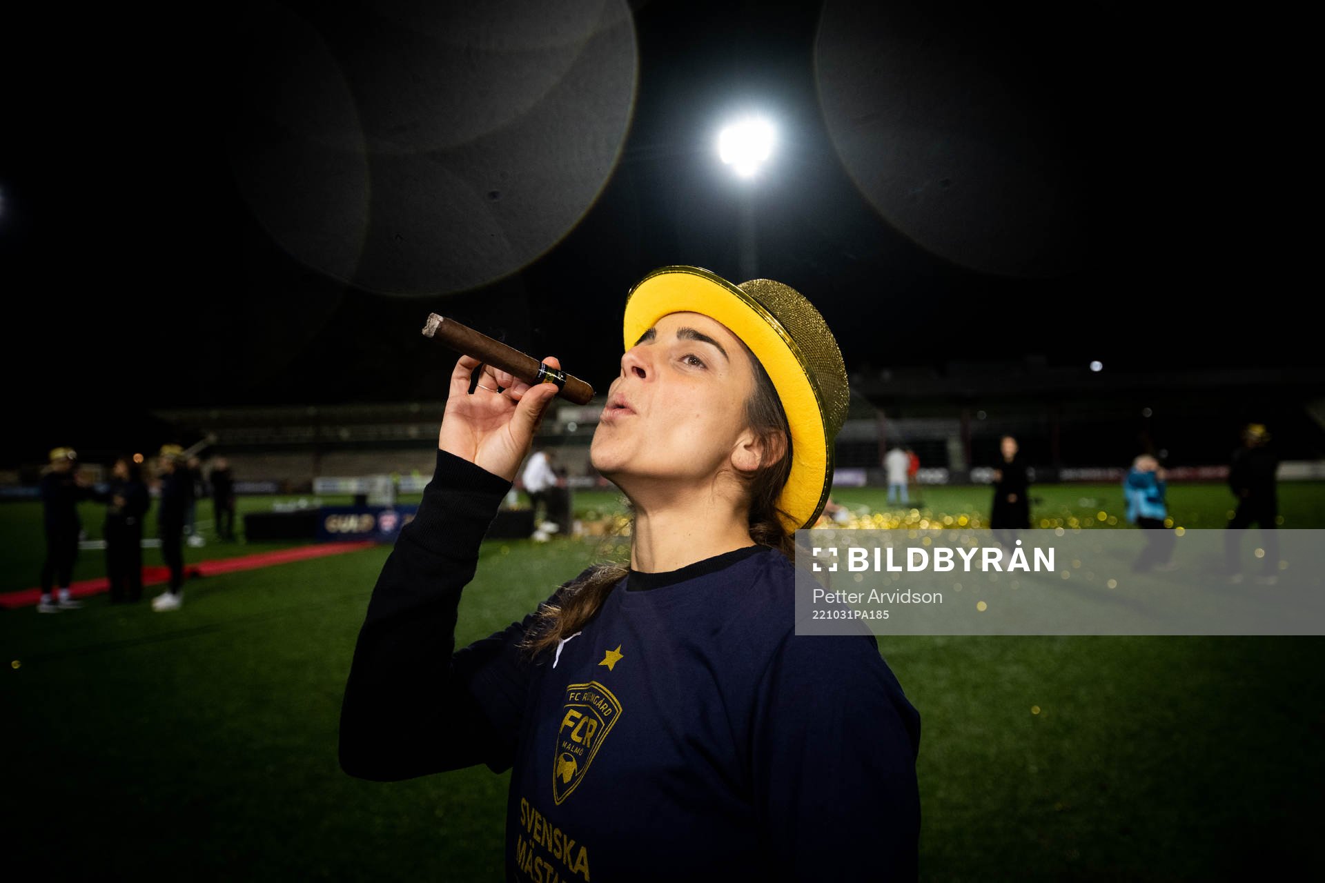 FC Rosengårds tränare Renee Slegers röker cigarr