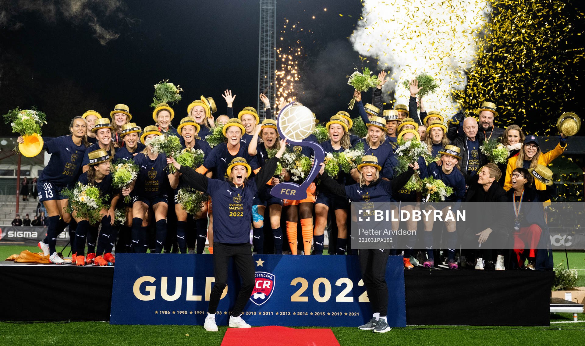 FC Rosengårds spelare med Emma Berglund och Caroline Seger