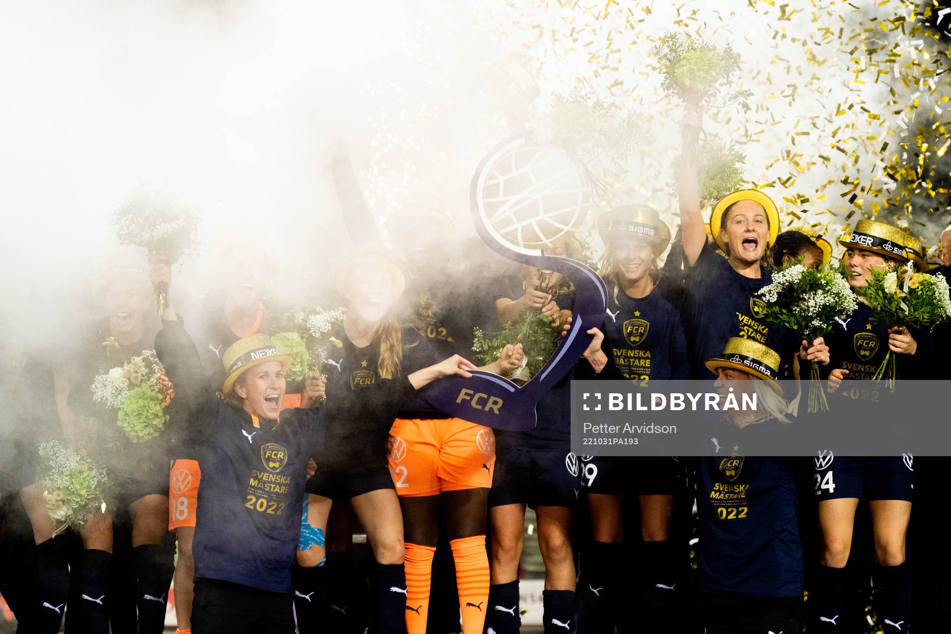 FC Rosengårds spelare med Emma Berglund och Caroline Seger jublar med en replika av Kronprinsessan Victorias pokal efter att FC Rosengård blivit Svenska Mästare 2022 efter fotbollsmatchen i Damallsvenskan mellan FC Rosengård och Djurgården den 31 oktober 2022 i Malmö. 