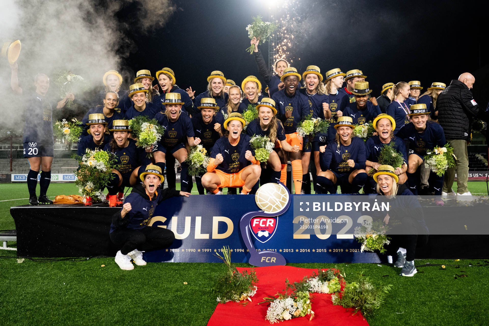 FC Rosengårds spelare jublar med en replika av