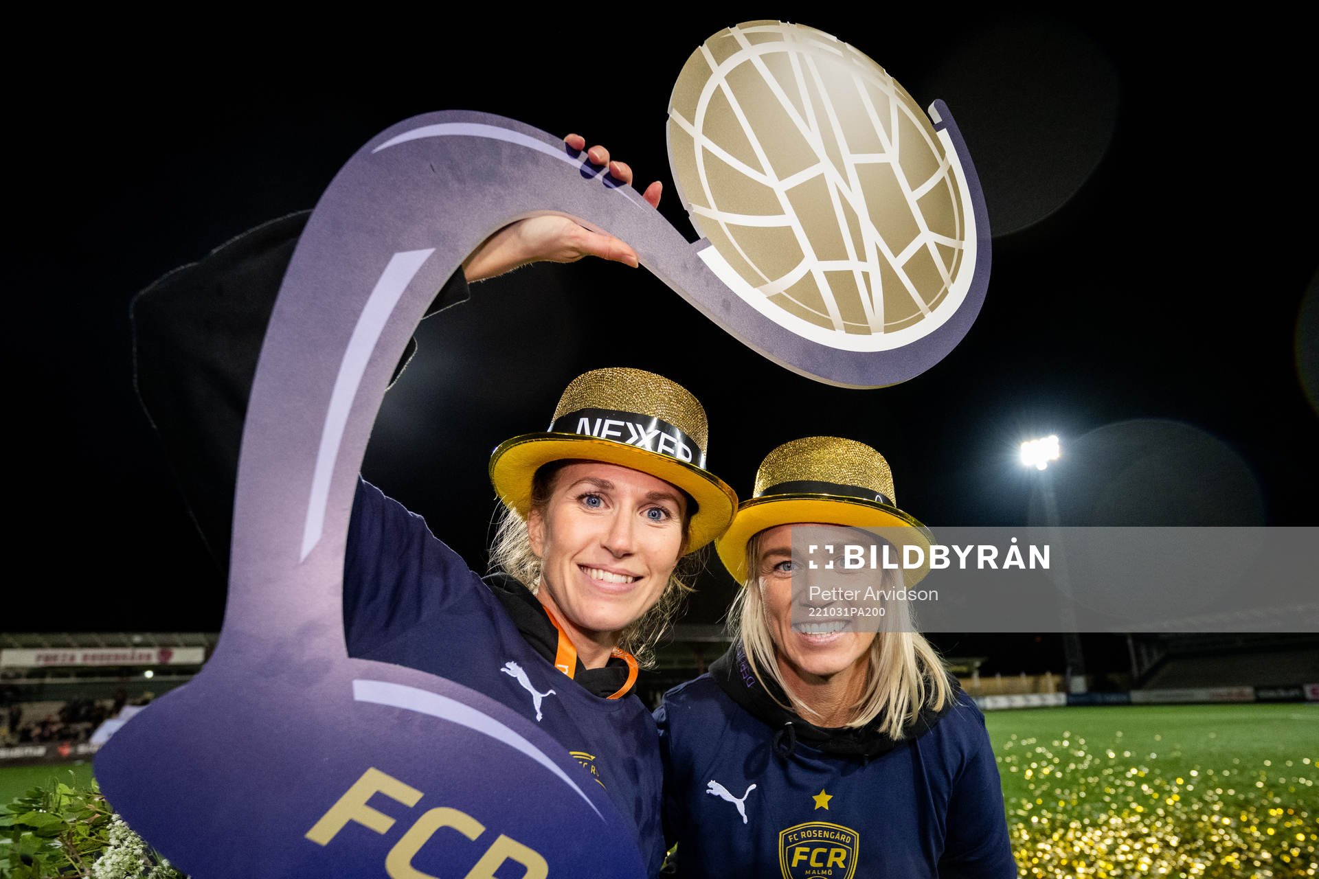 FC Rosengårds Emma Berglund och Caroline Seger jublar med