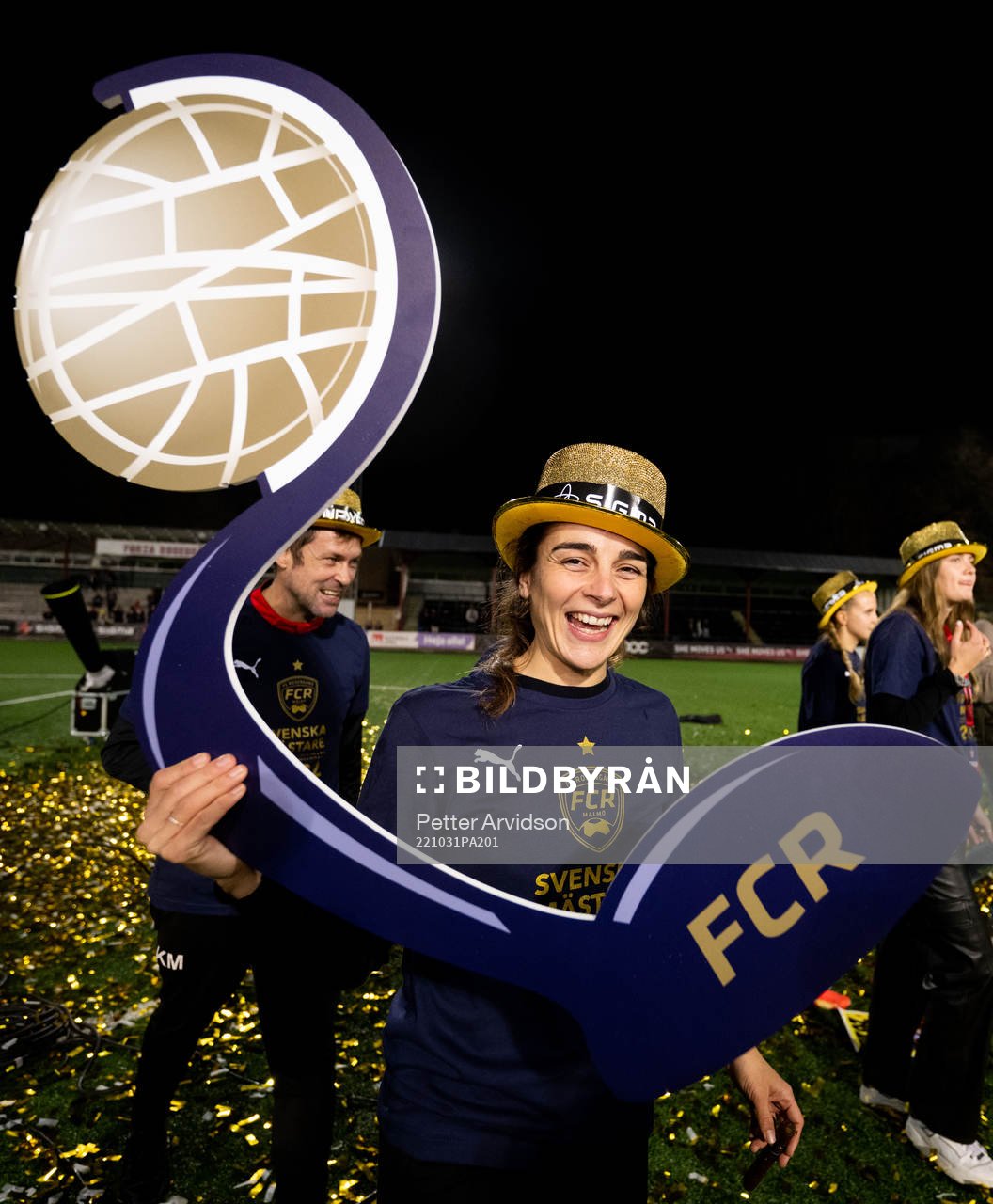 FC Rosengårds tränare Renee Slegers jublar med en replika av Kronprinsessan Victorias pokal efter att FC Rosengård blivit Svenska Mästare 2022 efter fotbollsmatchen i Damallsvenskan mellan FC Rosengård och Djurgården den 31 oktober 2022 i Malmö.
