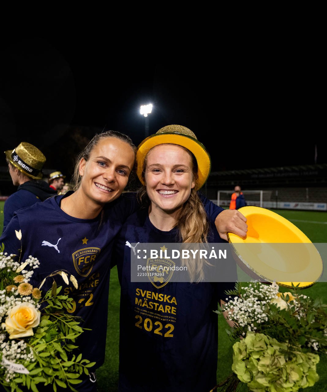 FC Rosengårds Frederikke Thögersen och Fiona Brown jublar efter att FC Rosengård blivit Svenska Mästare 2022 efter fotbollsmatchen i Damallsvenskan mellan FC Rosengård och Djurgården den 31 oktober 2022 i Malmö.