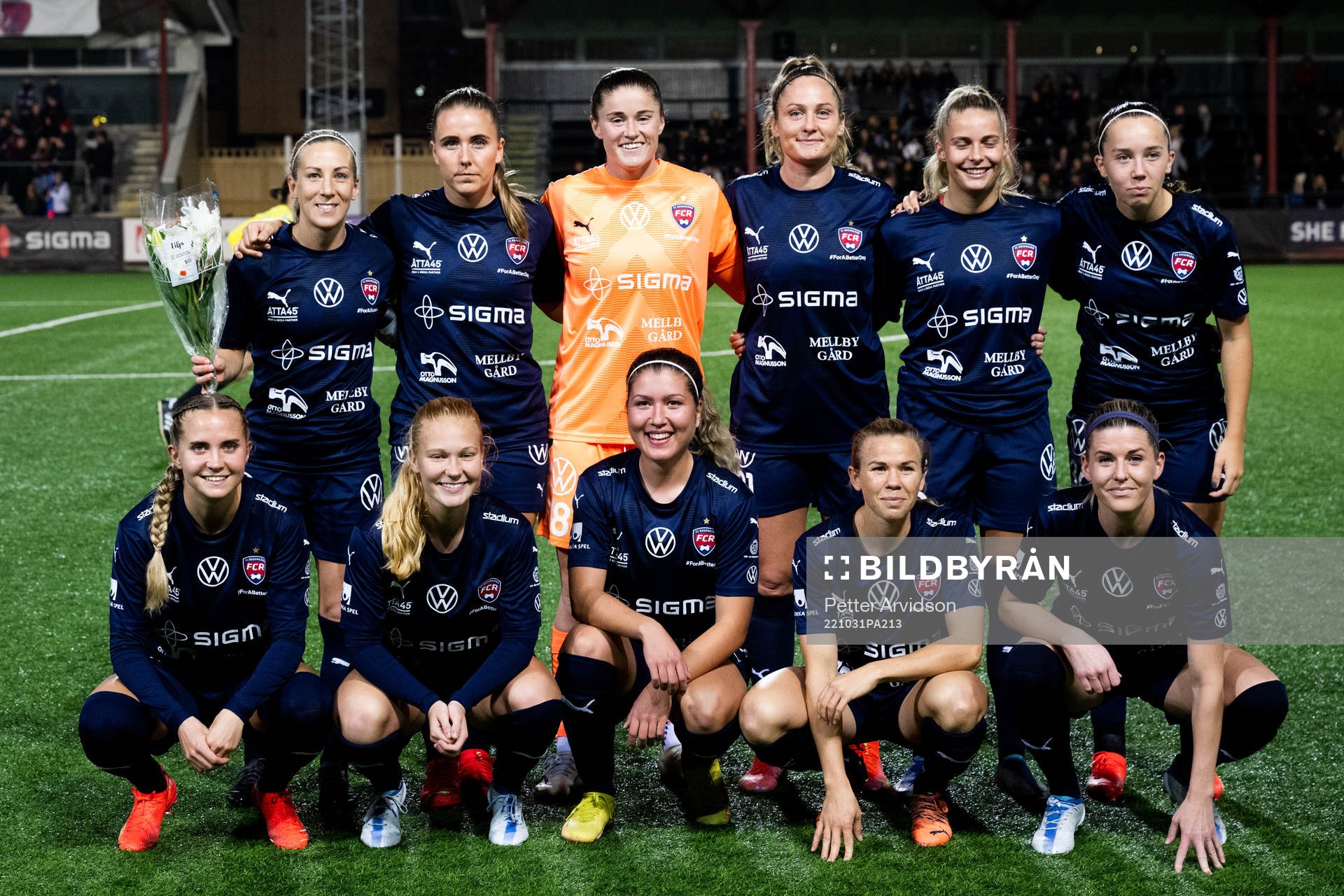 FC Rosengårds startelva ställer upp för en lagbild