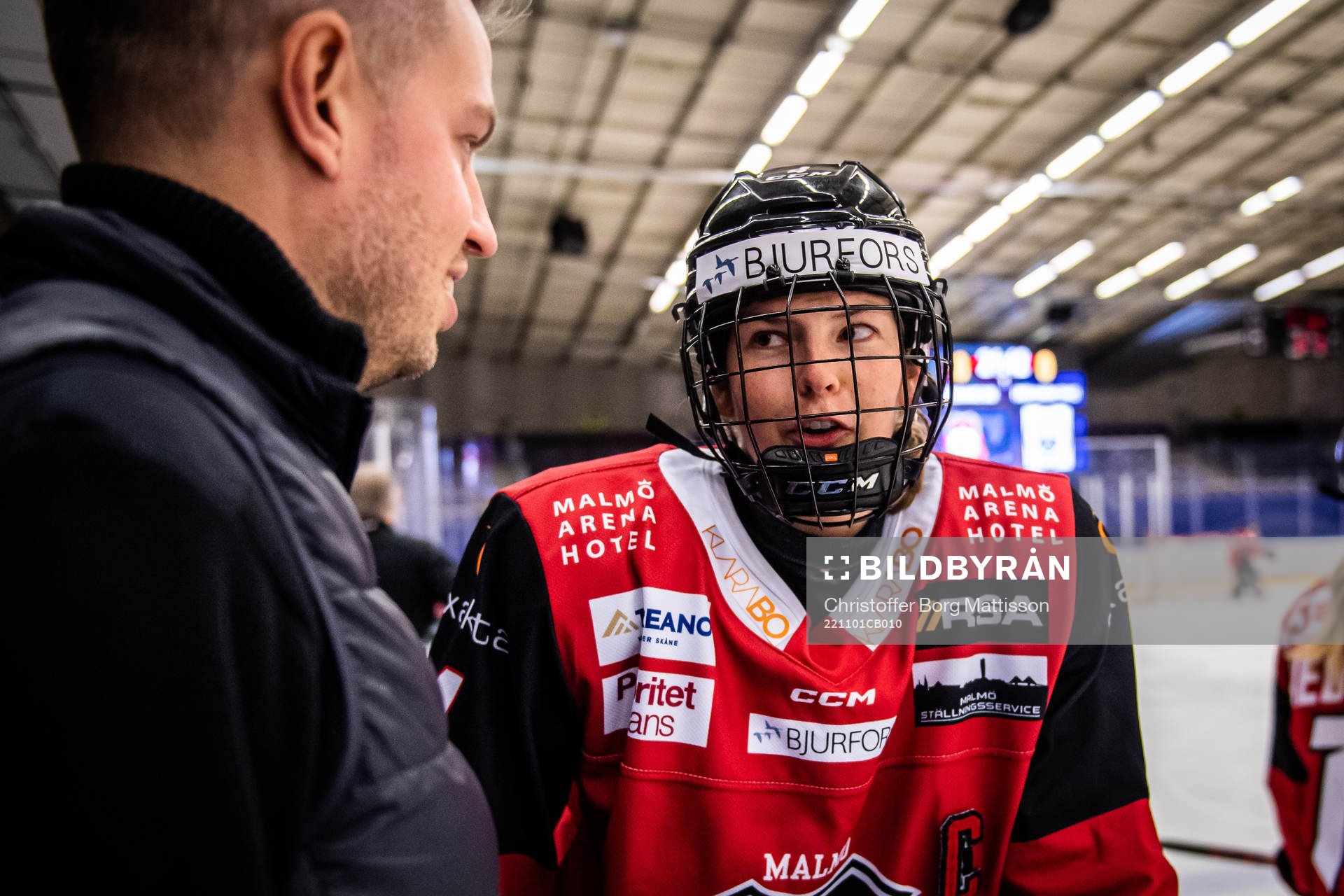 Malmö Redhawks Natalie Perry i samtal med presschef