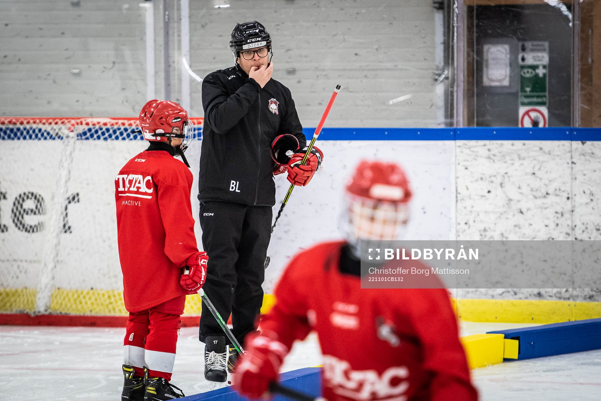 Sportchef Björn Liljander instruerar ungdomsspelare