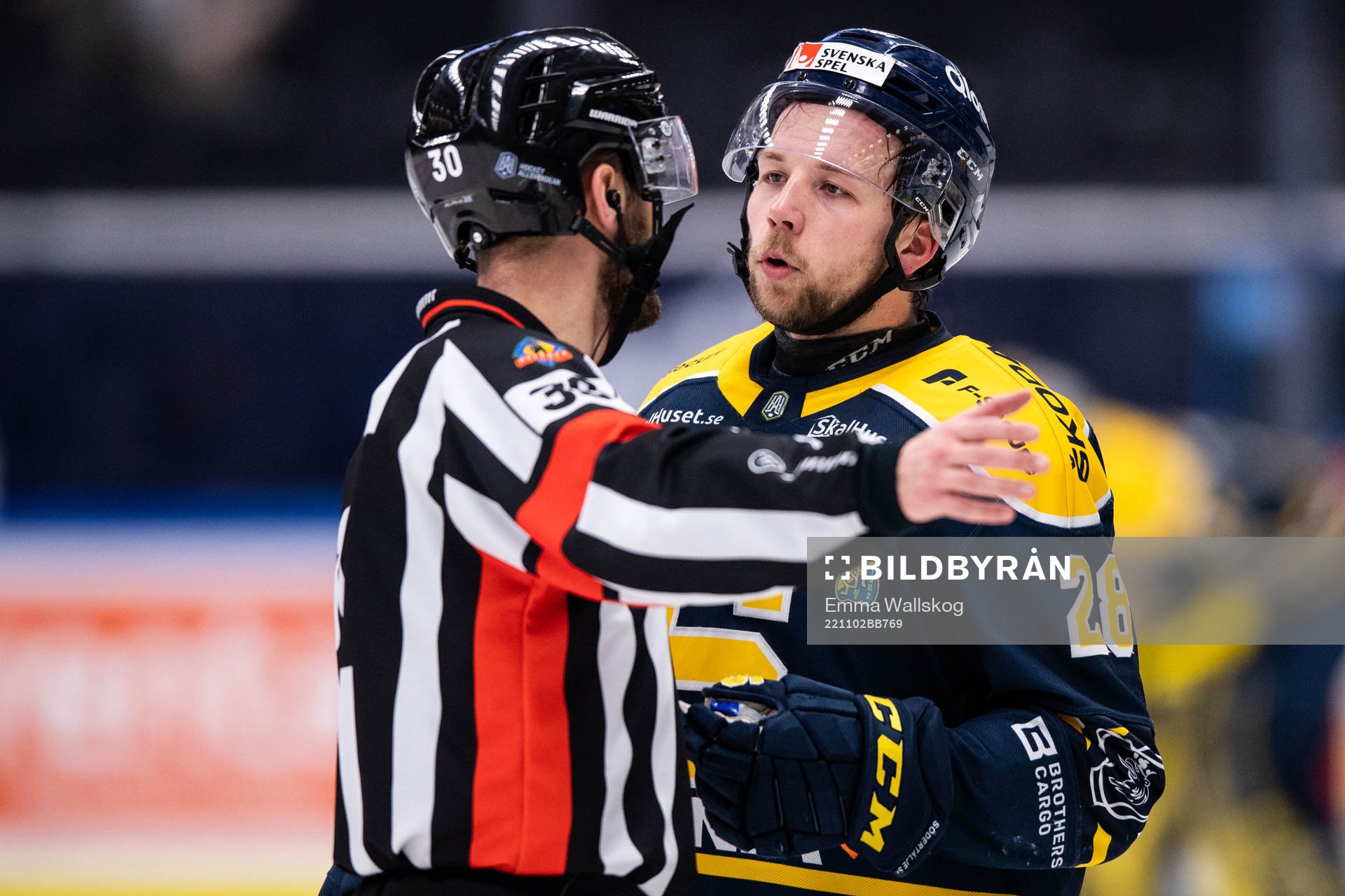 Södertäljes Emil Alba i diskussion med domaren