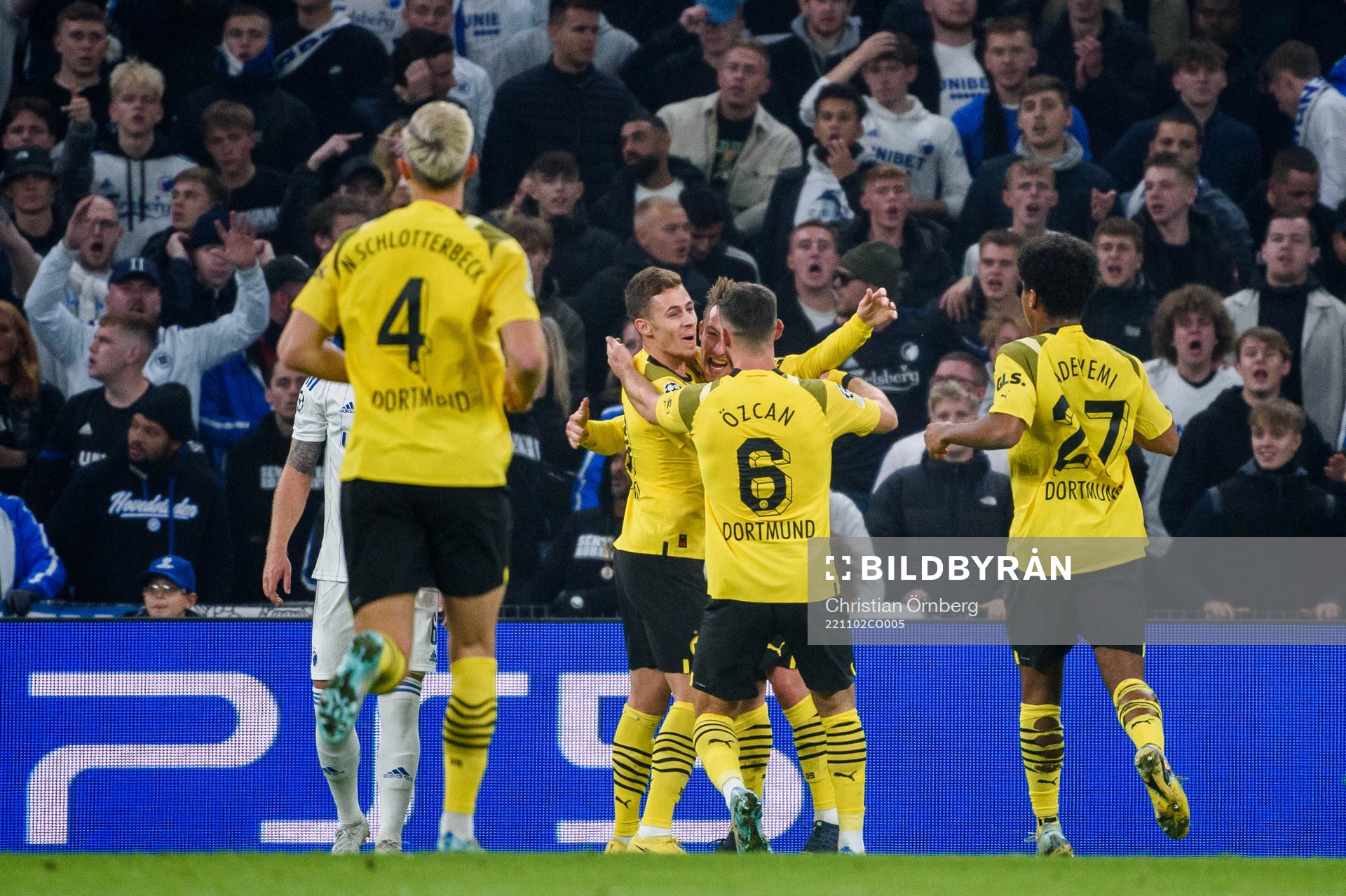 Thorgan Hazard of Dortmund celebrates with teammates