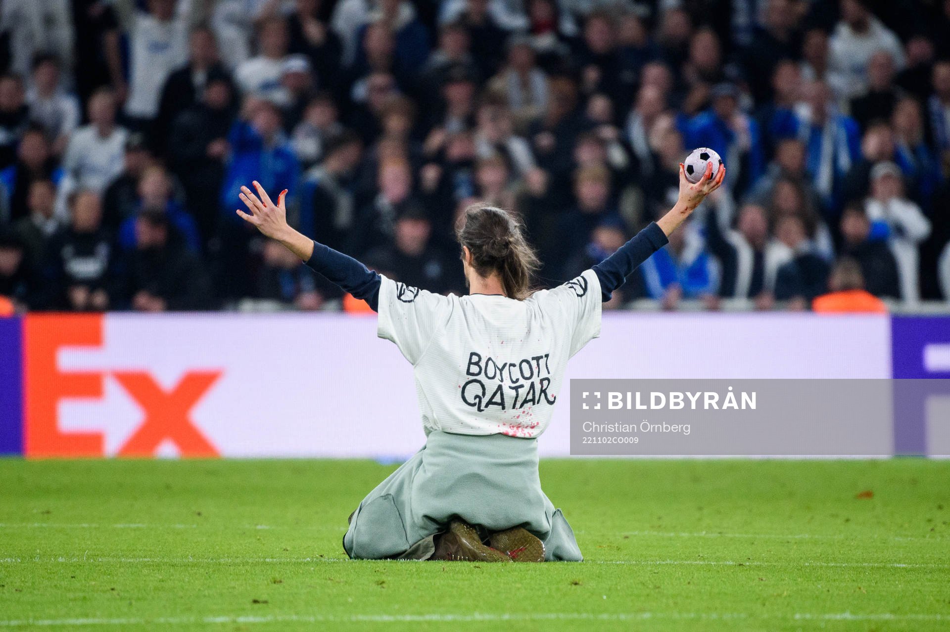 A pitch invader with a t-shirt with the text ”Boycott