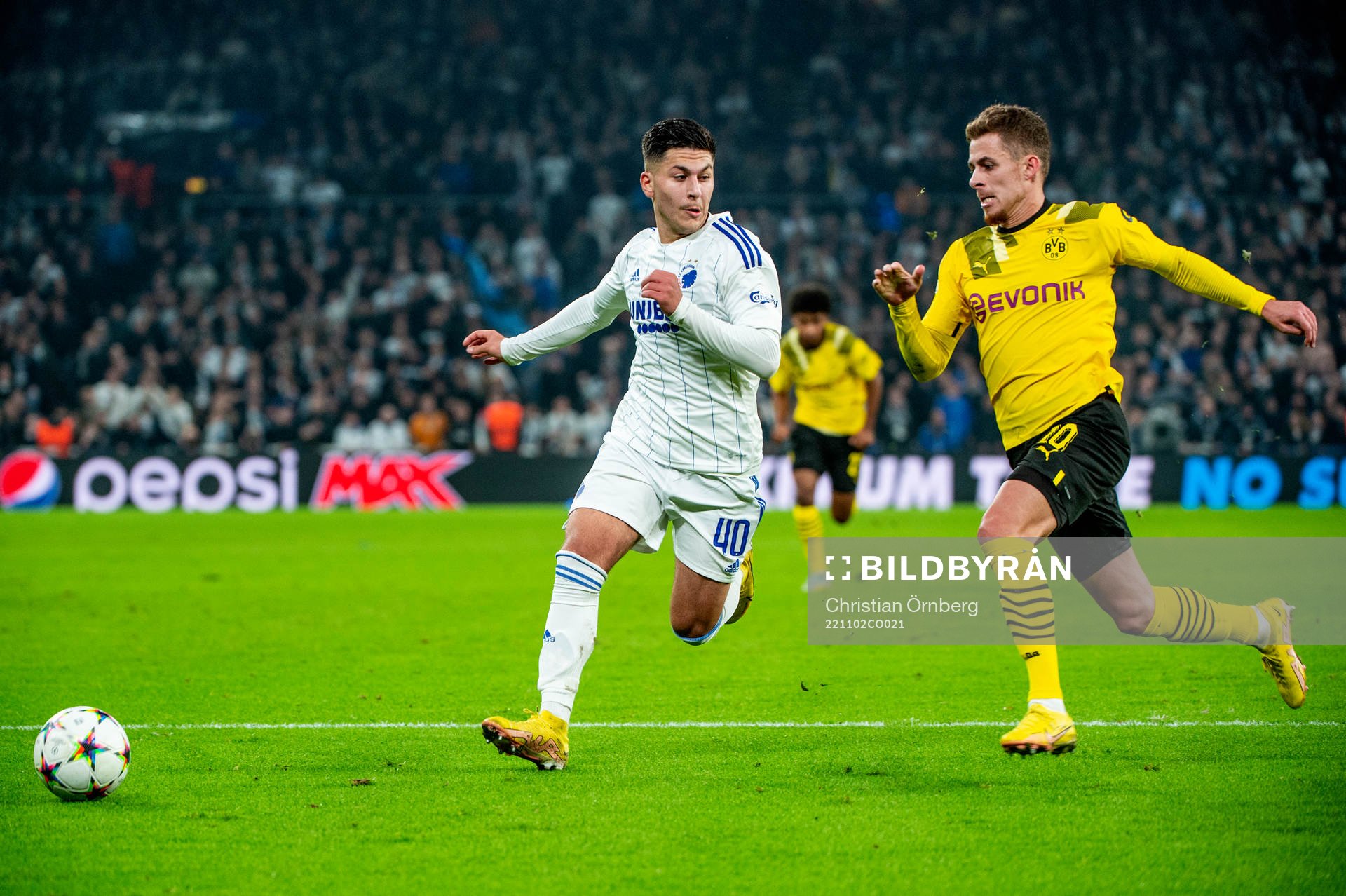 Roony Bardghji of FC Copenhagen and Thorgan Hazard of Dortmund during the UEFA Champions League football match between FC Copenhagen and Dortmund on November 2, 2022 in Copenhagen.