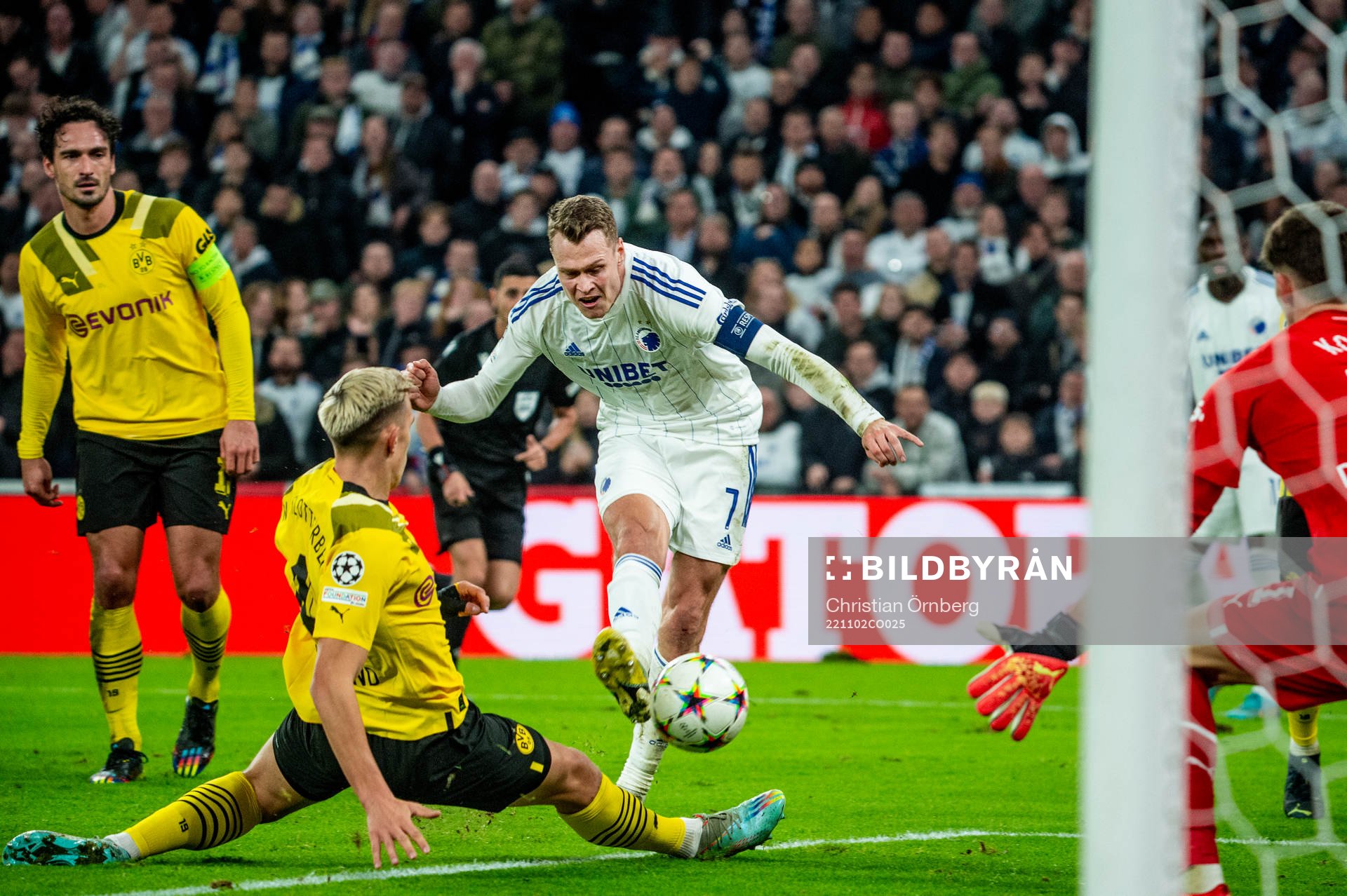 Viktor Claesson of FC Copenhagen and Nico Schlotterbeck and