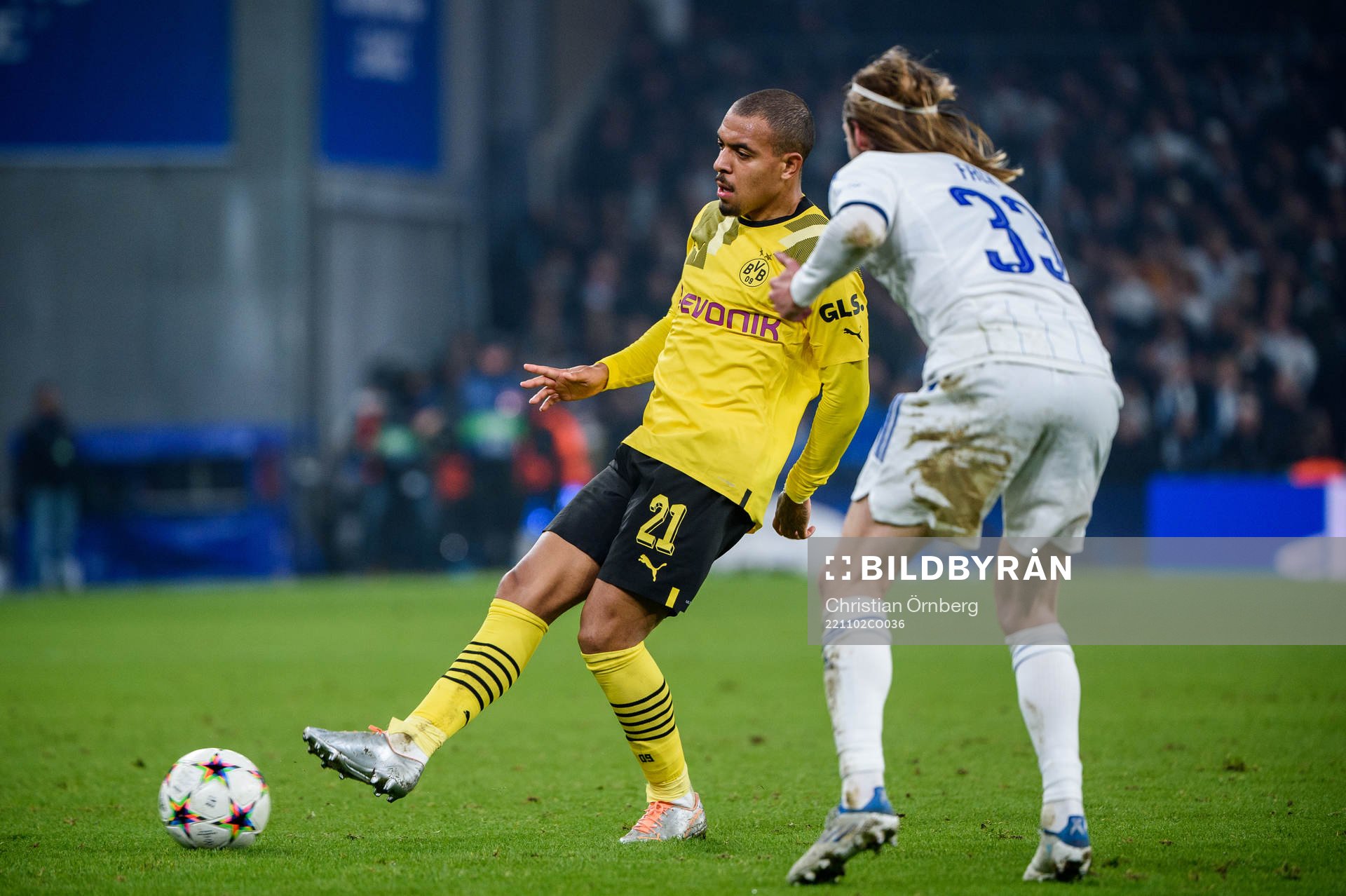 Donyell Malen of Dortmund and Rasmus Falk of FC Copenhagen