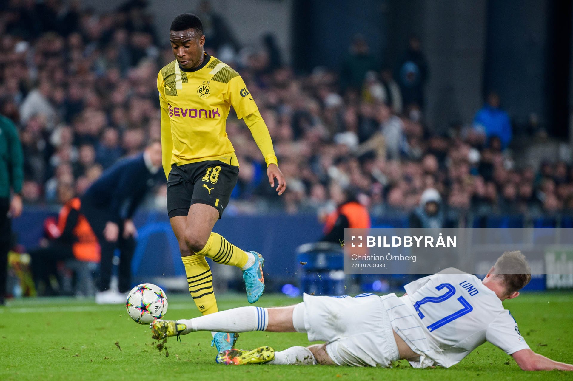 Youssoufa Moukoko of Dortmund and Valdemar Lund of FC