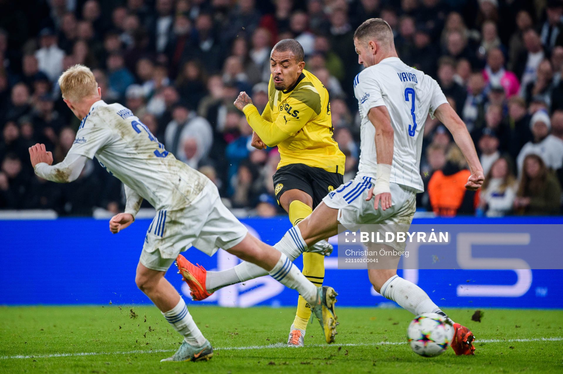 Donyell Malen of Dortmund against Hakon Arnar Haraldsson