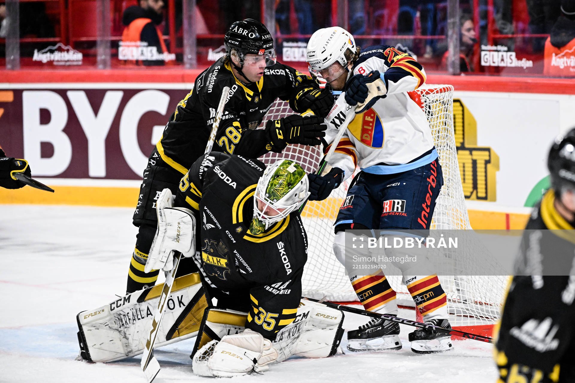 AIKs Kelvin Martinsson och målvakt Niklas Lundström mot