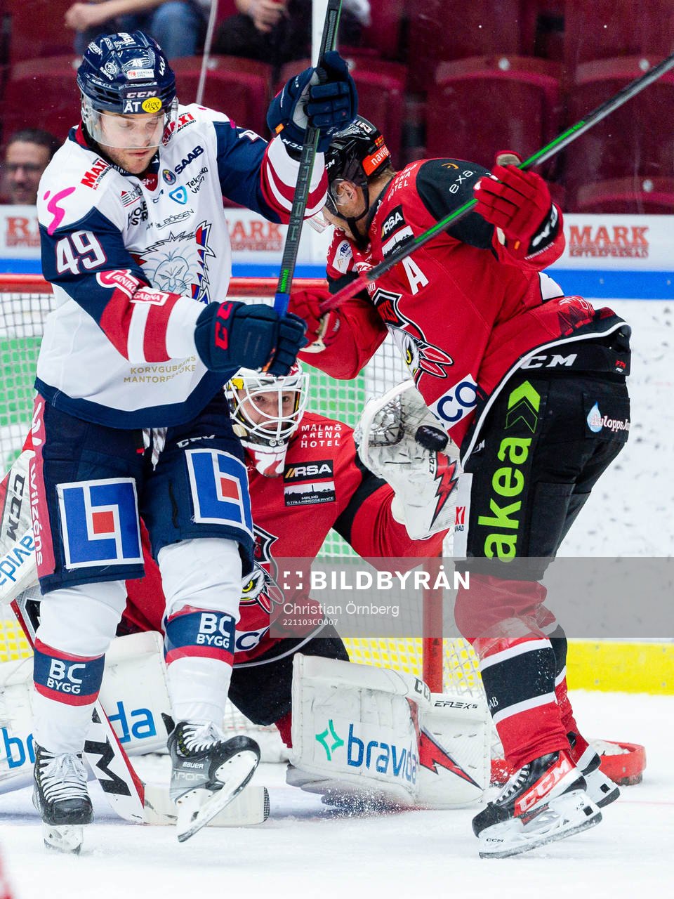 Linköpings Benjamin Maxwell oroar framför Malmö Redhawks