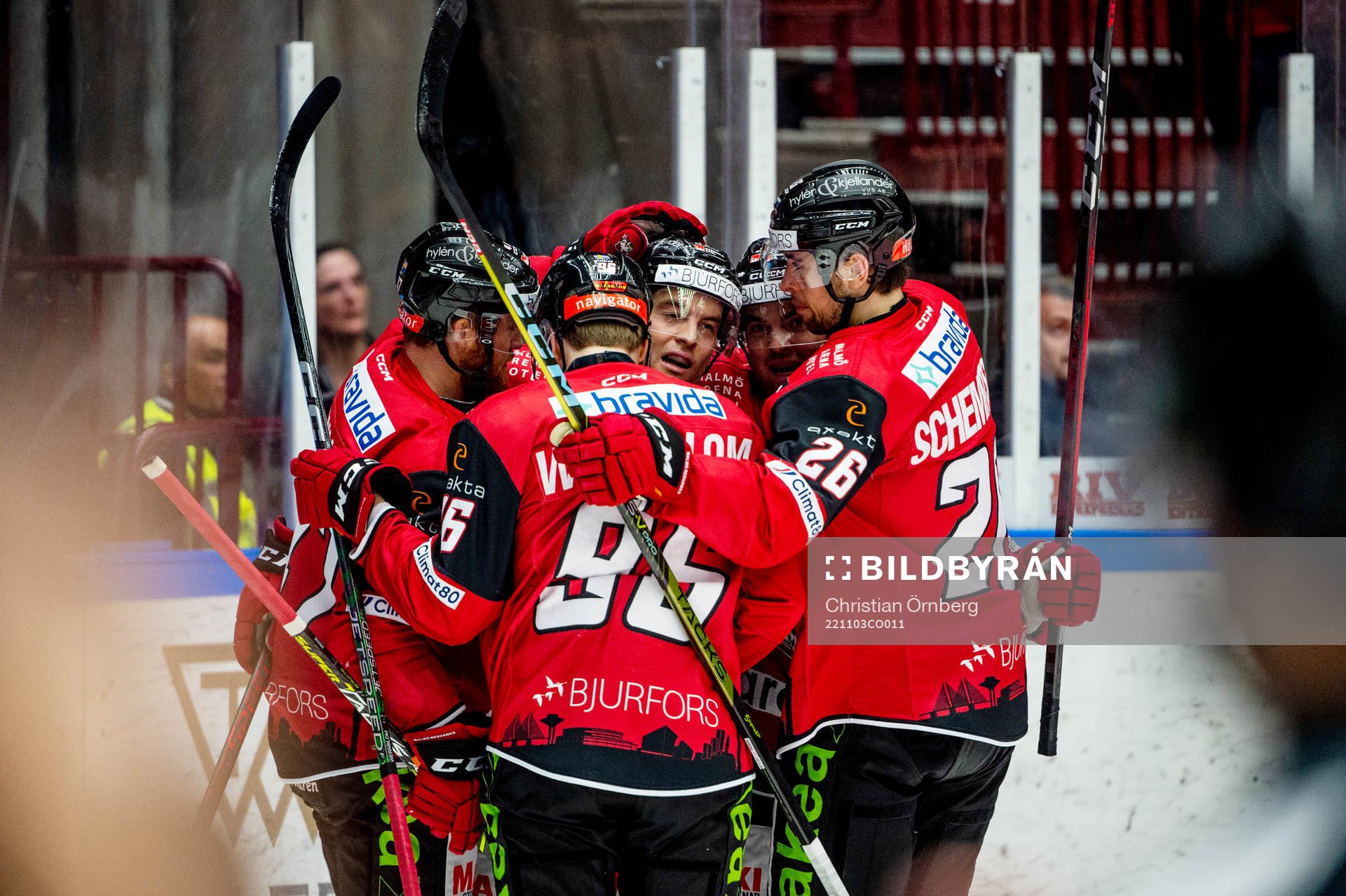 Malmö Redhawks Pathrik Westerholm jublar med lagkamraterna