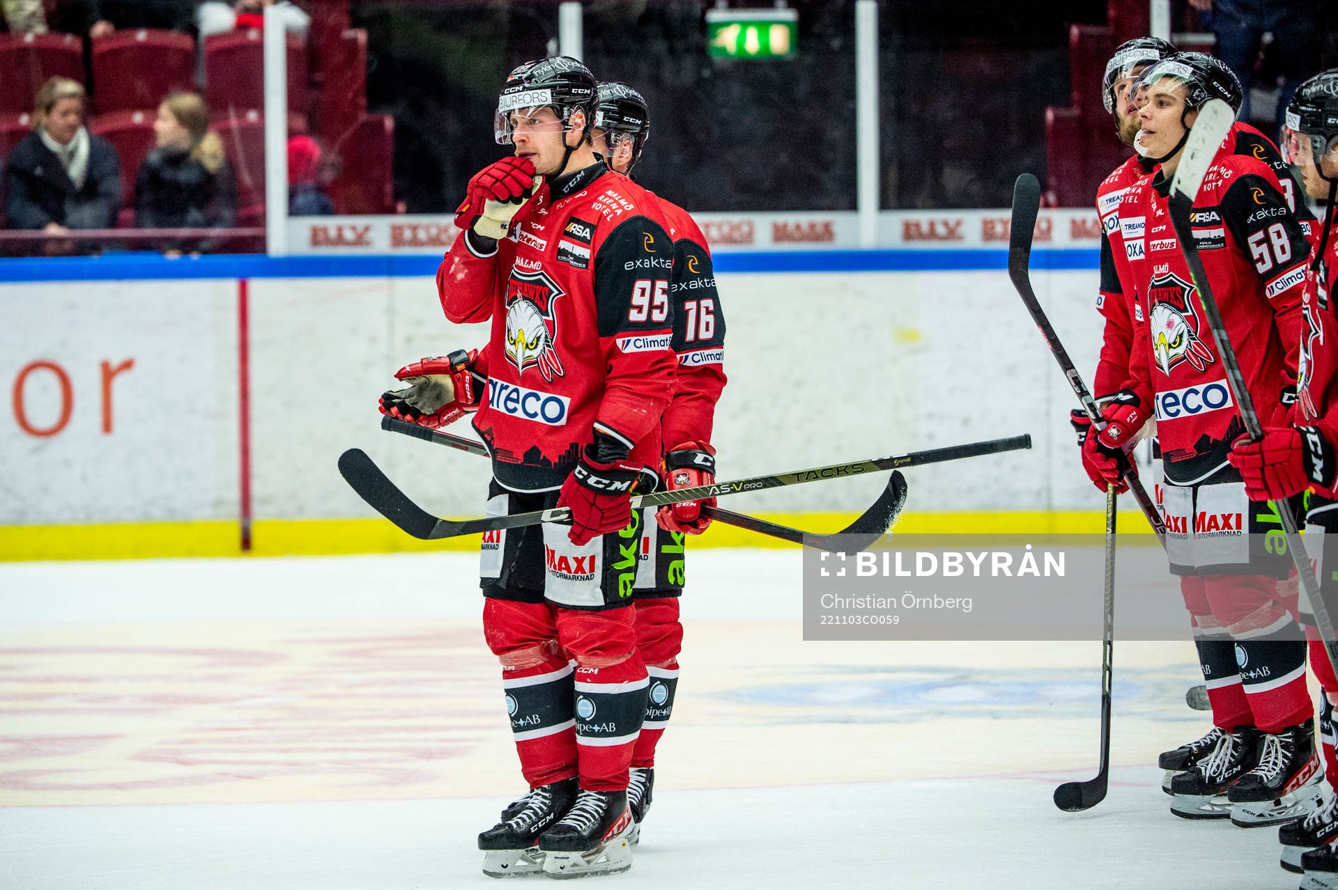 Malmö Redhawks Carl Persson deppar med lagkamraterna