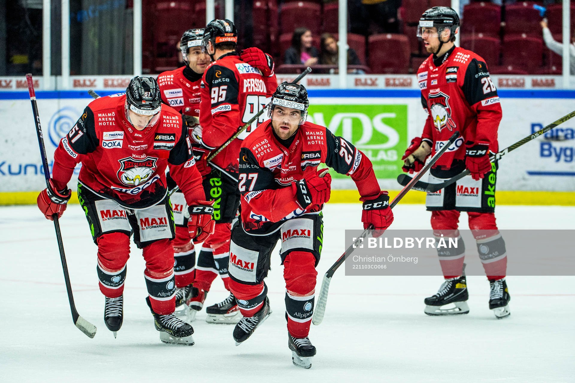 Malmö Redhawks Ponthus Westerholm jublar med lagkamraterna