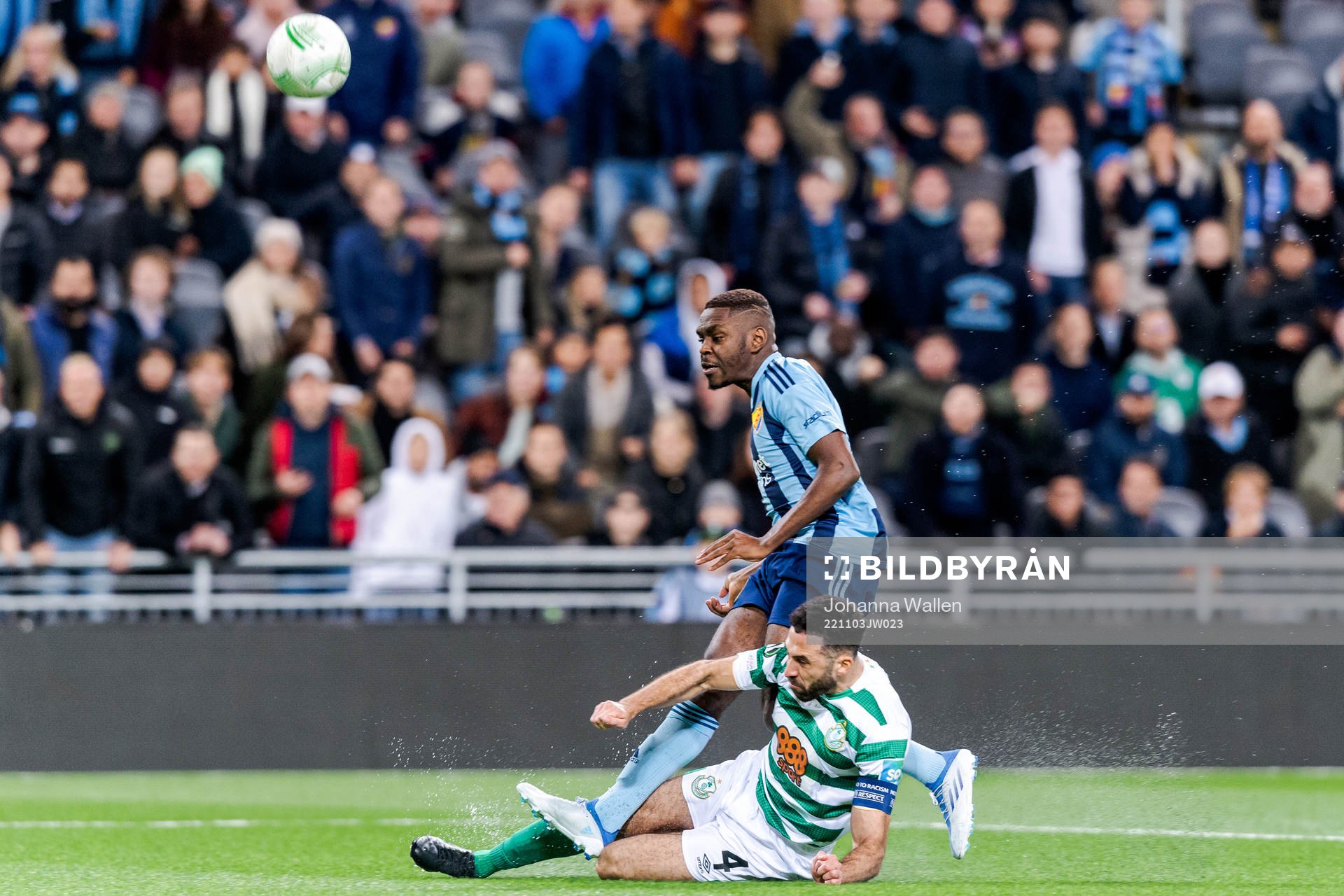 Joel Asoro of Djurgården and Roberto Lopes of Shamrock