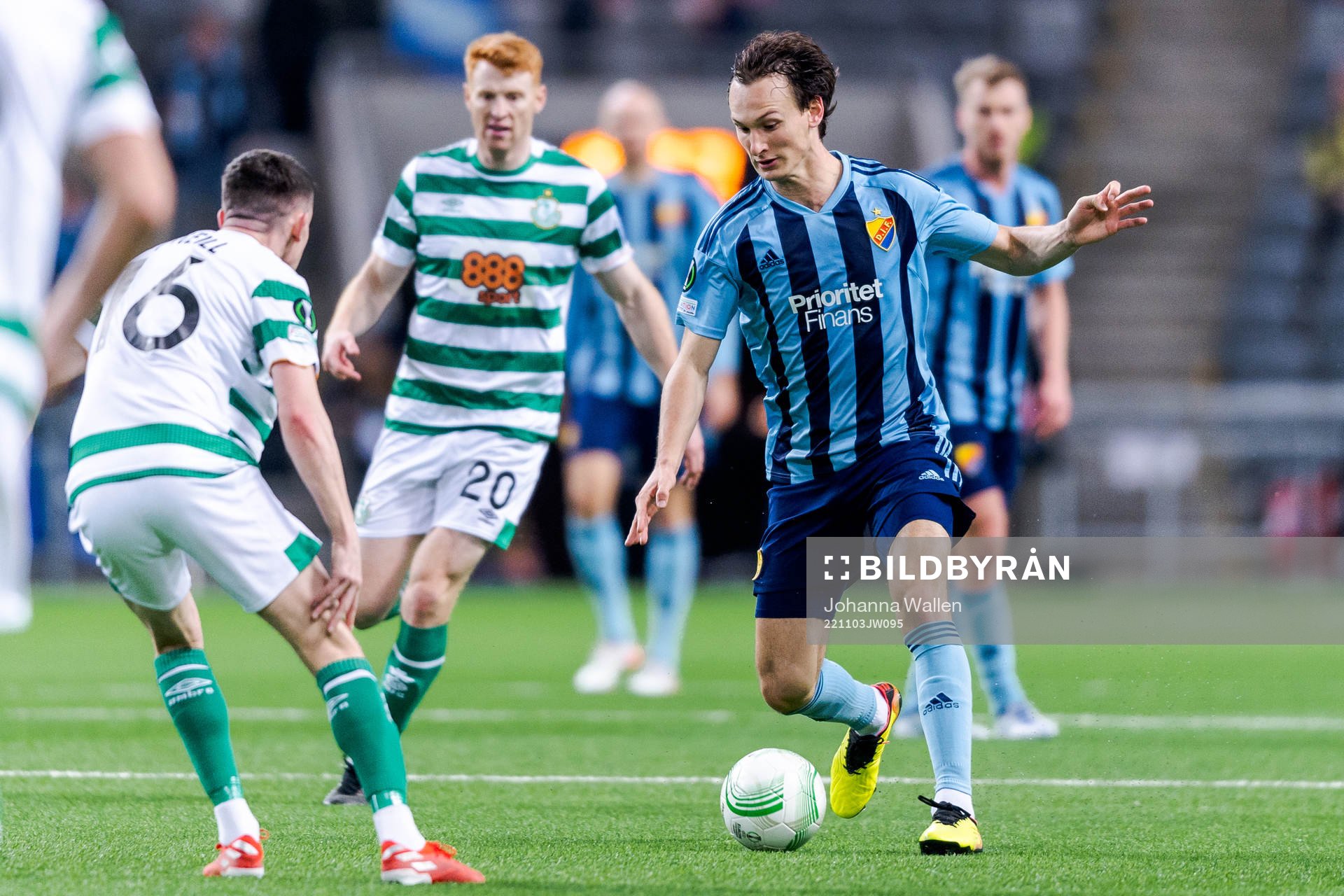 Gary O Neill of Shamrock Rovers and Hjalmar Ekdal of