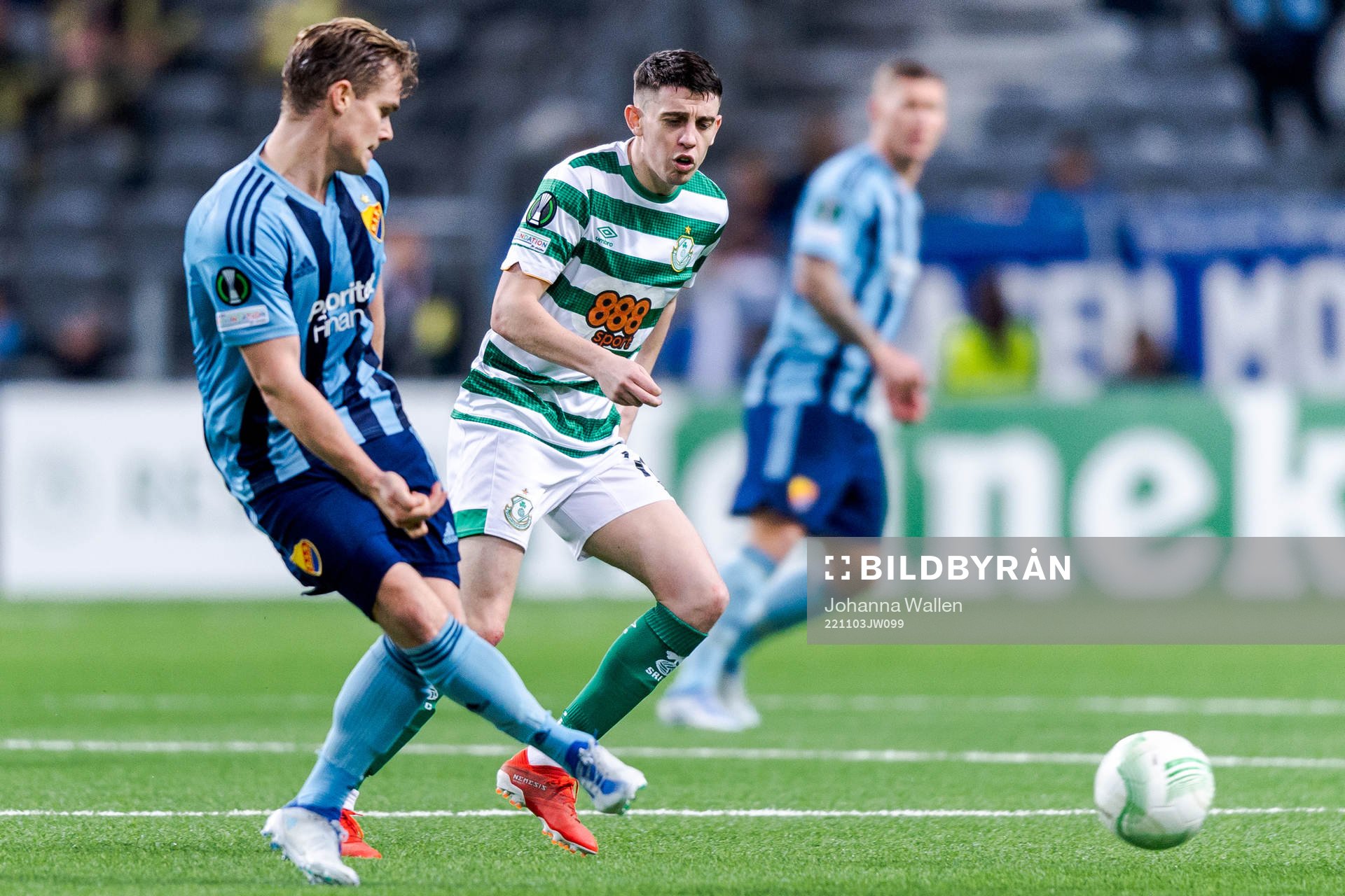 Hampus Finndell of Djurgården and Gary O Neill of Shamrock