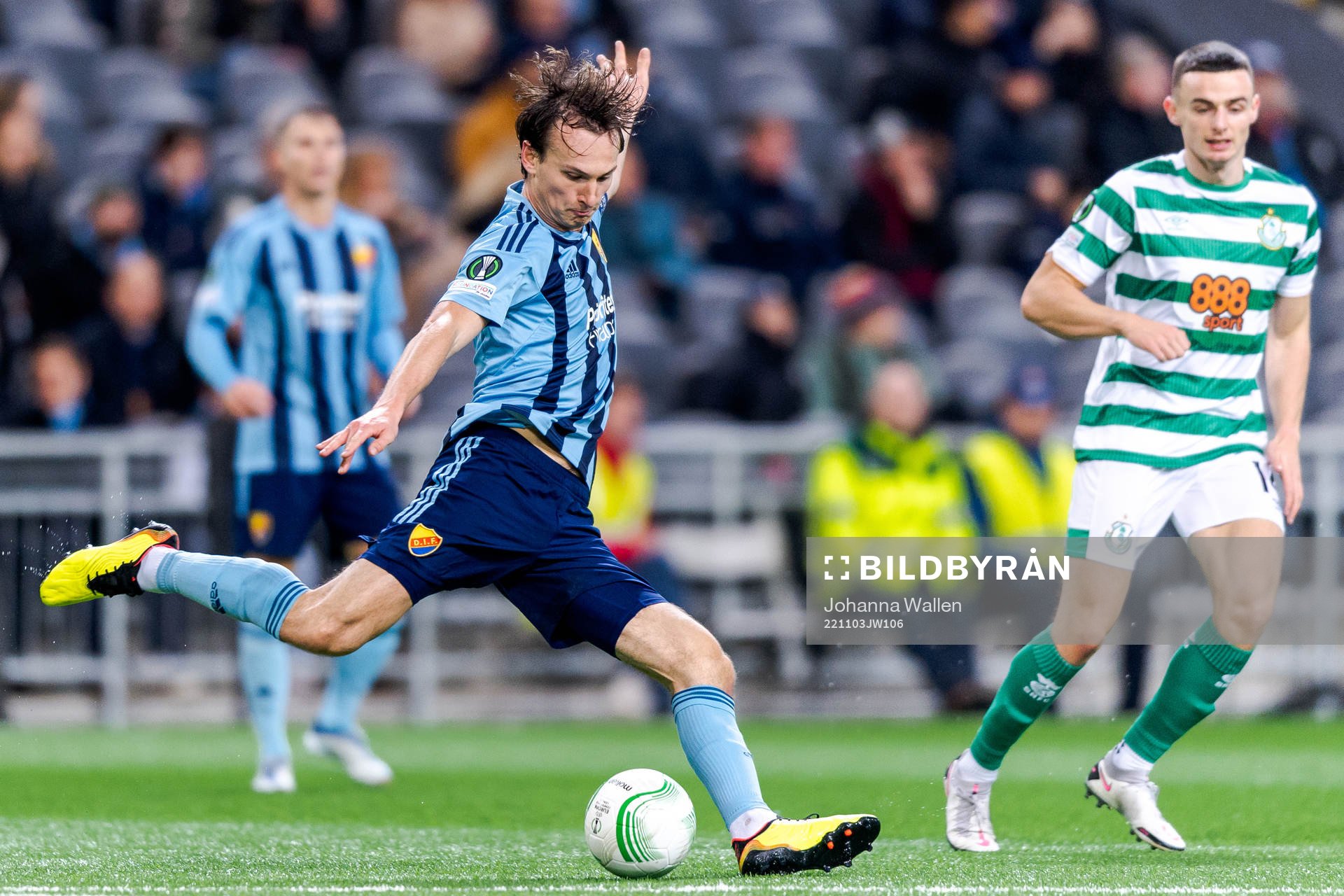 Hjalmar Ekdal of Djurgården and Simon Power of Shamrock