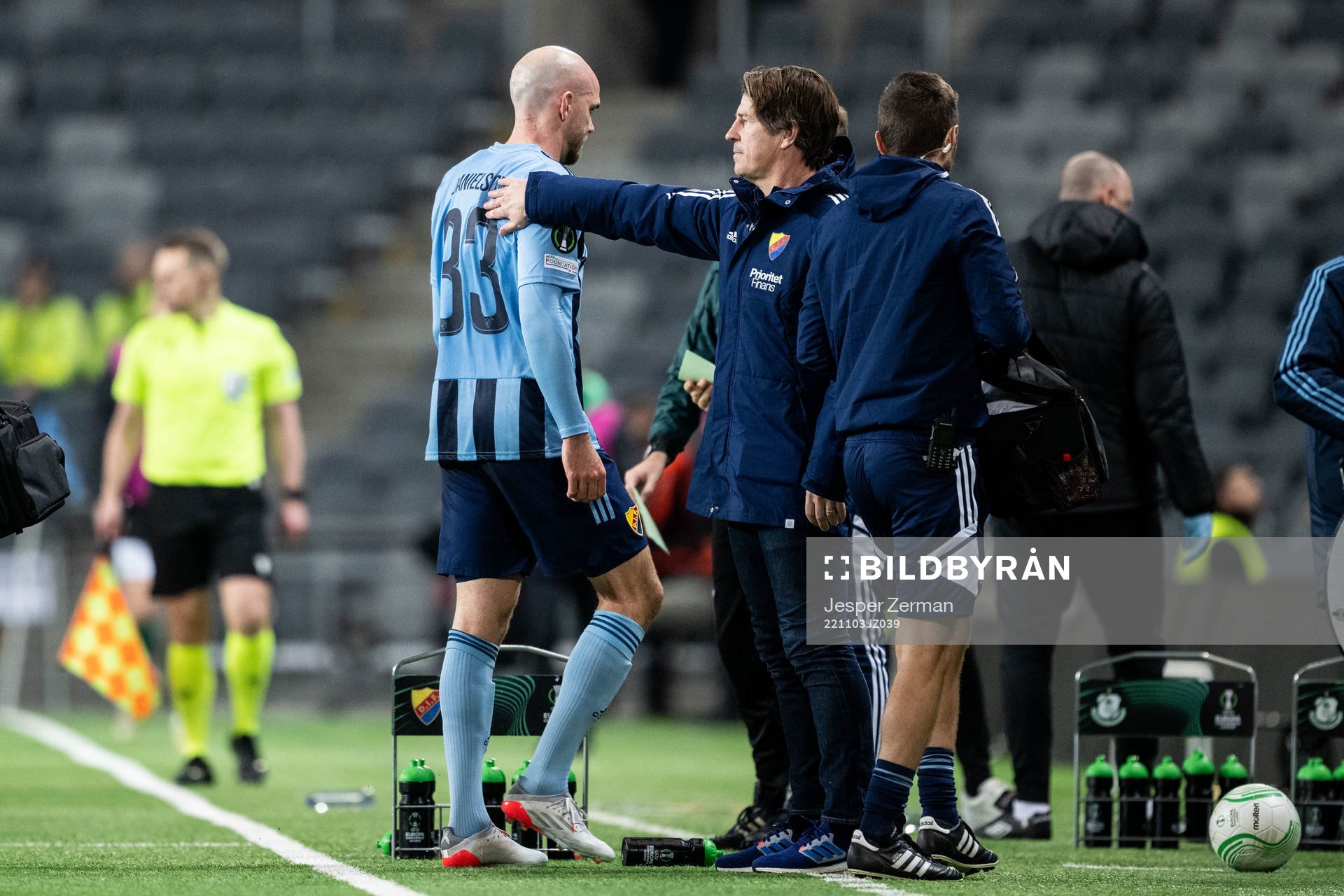 Marcus Danielson of Djurgården leaves the pitch injured