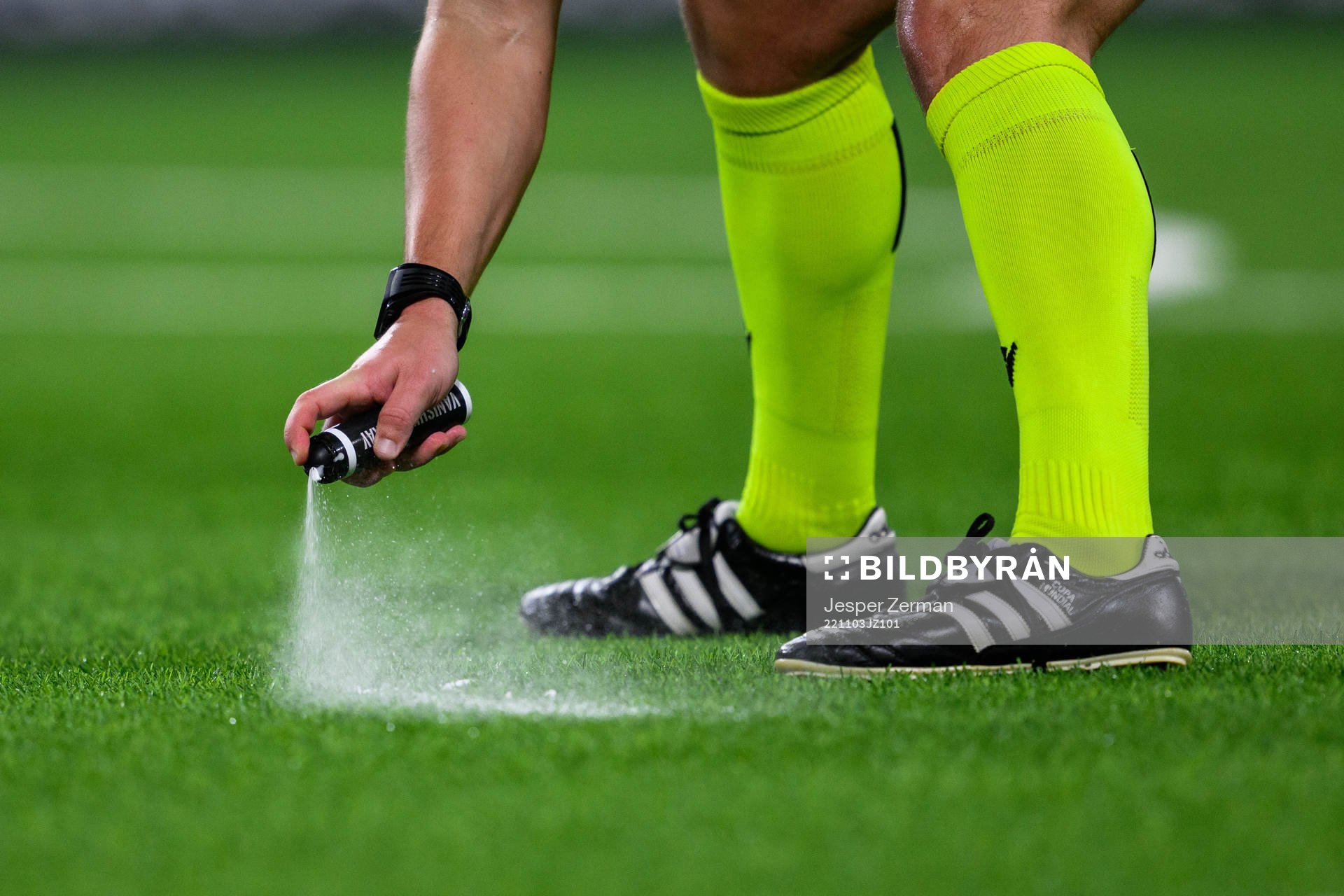A referee using a vanishable spray