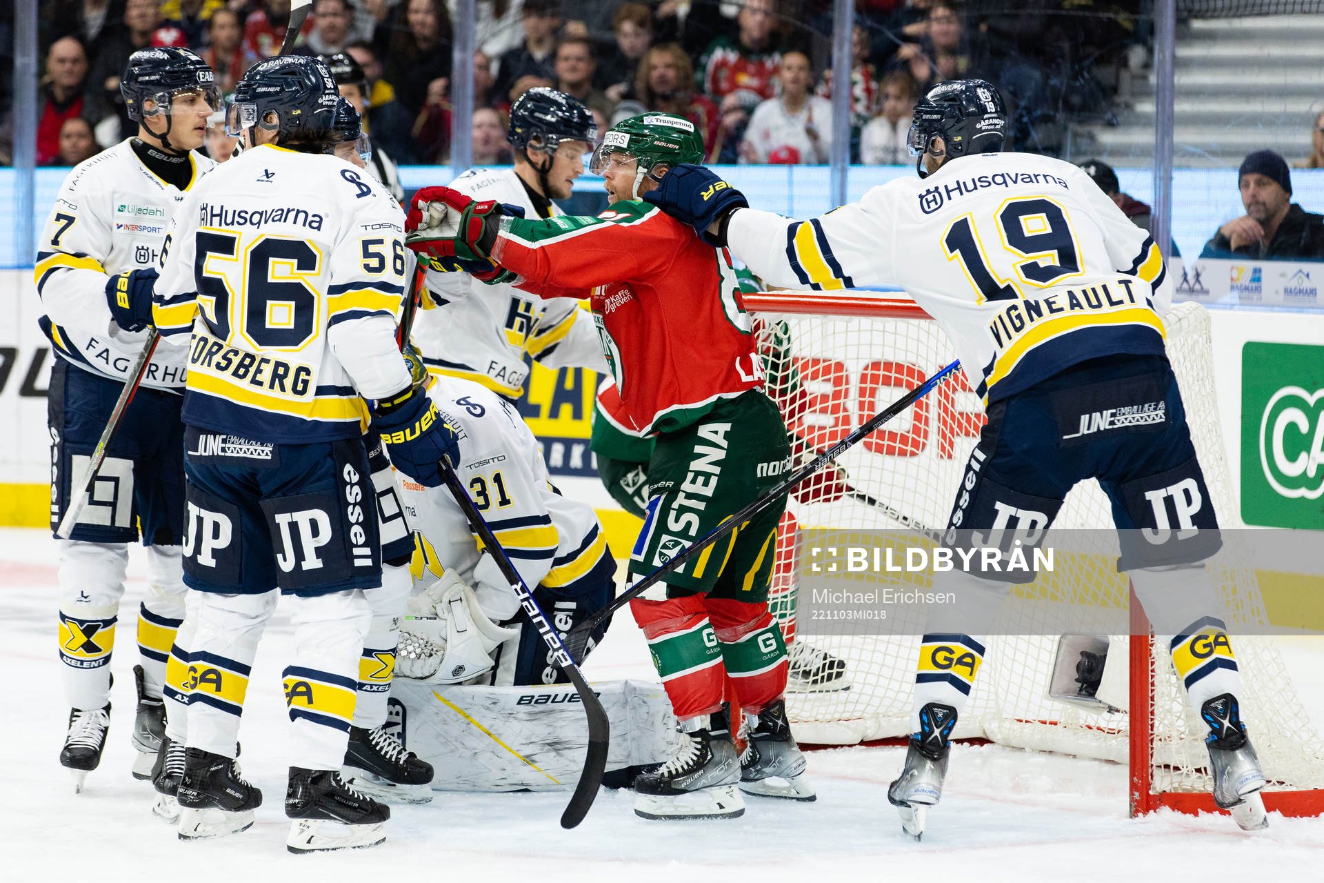 Frölundas Ryan Lasch mellan HV71s Fredrik Forsberg och Sam