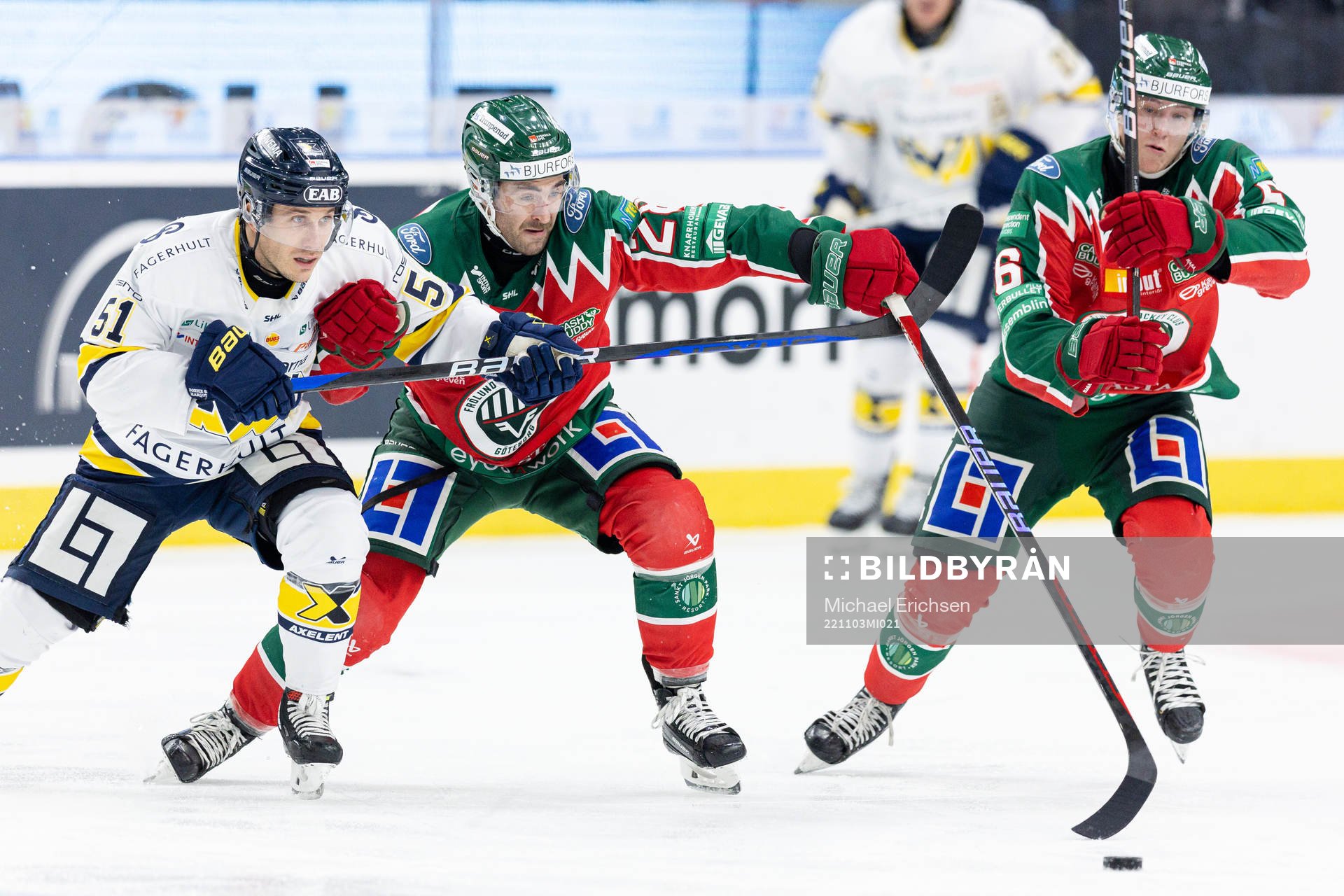 HV71s Andy Miele i en kamp mot Frölundas Anthony Greco och